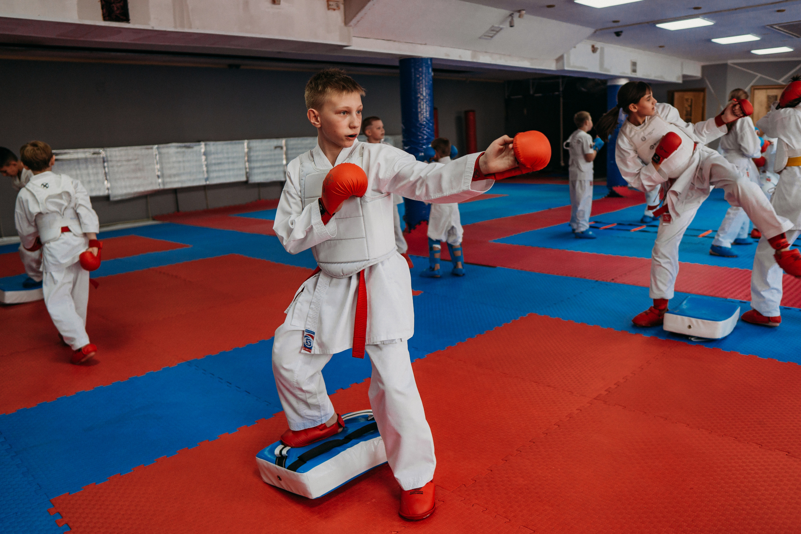 Тренировка каратистов. Семейный домашний фотограф в Барнауле Мария Лобастова