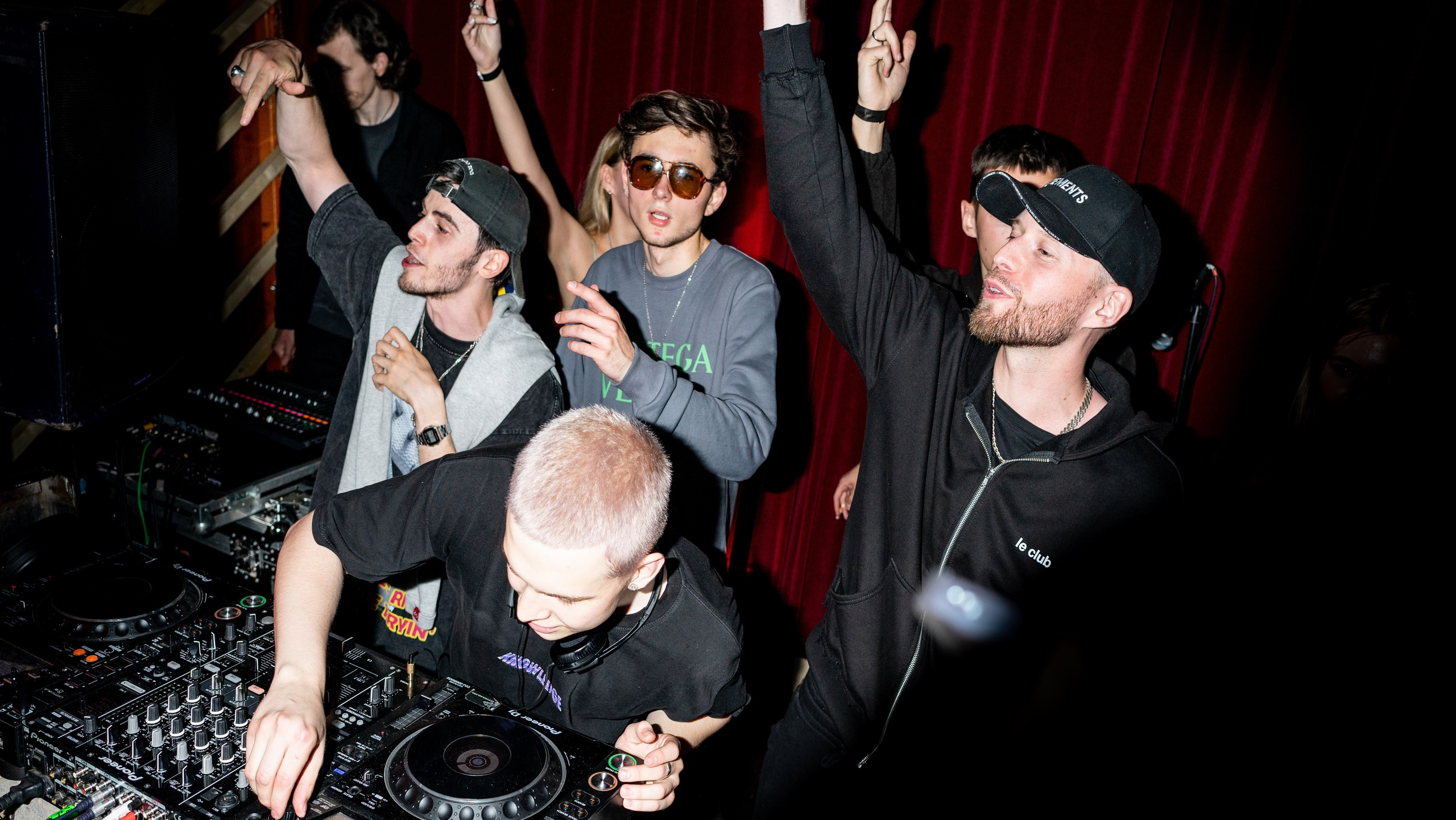 Plast X Vibe Room. Коммерческий и репортажный фотограф в Санкт-Петербурге — Туся Сушка