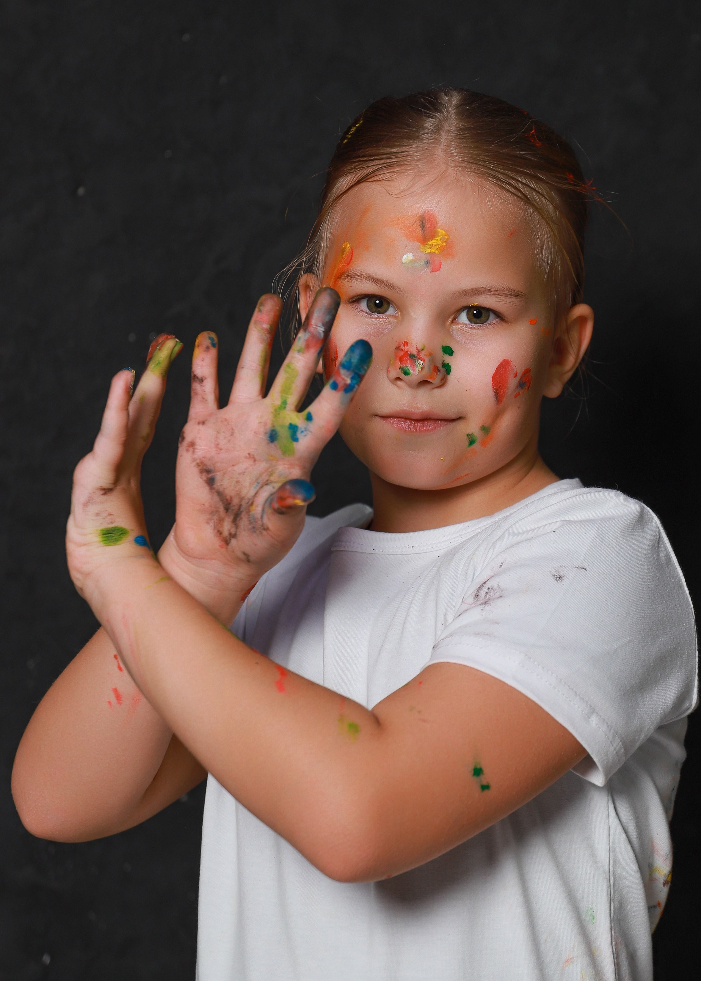 Младшие с красками. Фотограф Юлия Мальцева