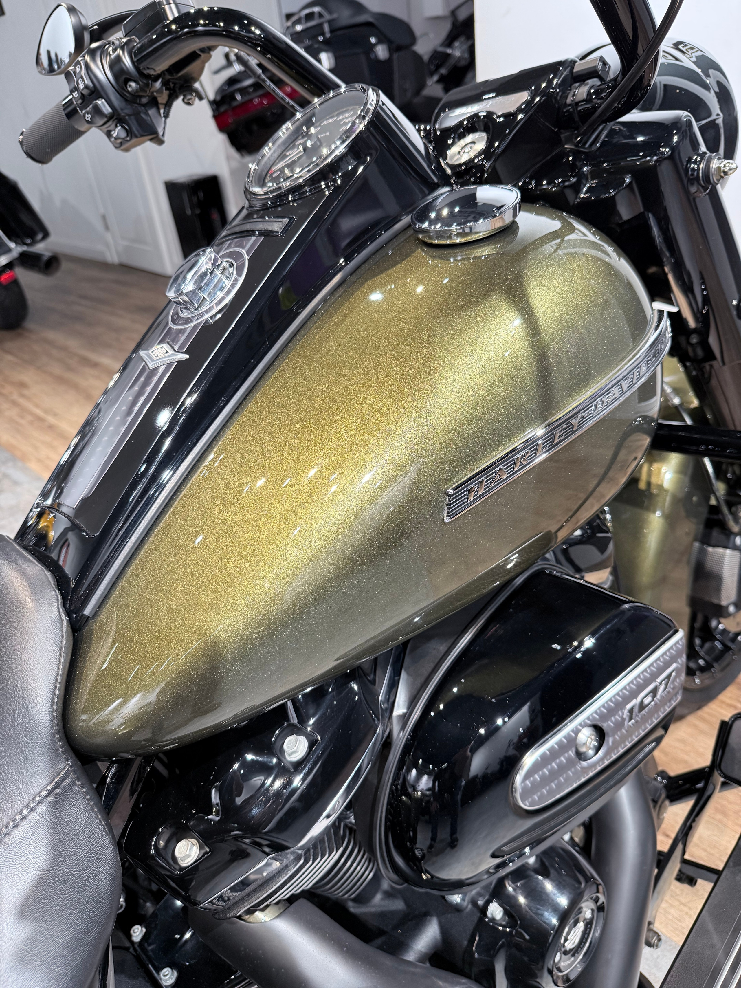 Купить Harley-Davidson 2017 Road King (Olive Gold) (Touring) — подробнее на сайте. Hello Davidson, Москва. Только хорошие мотоциклы…