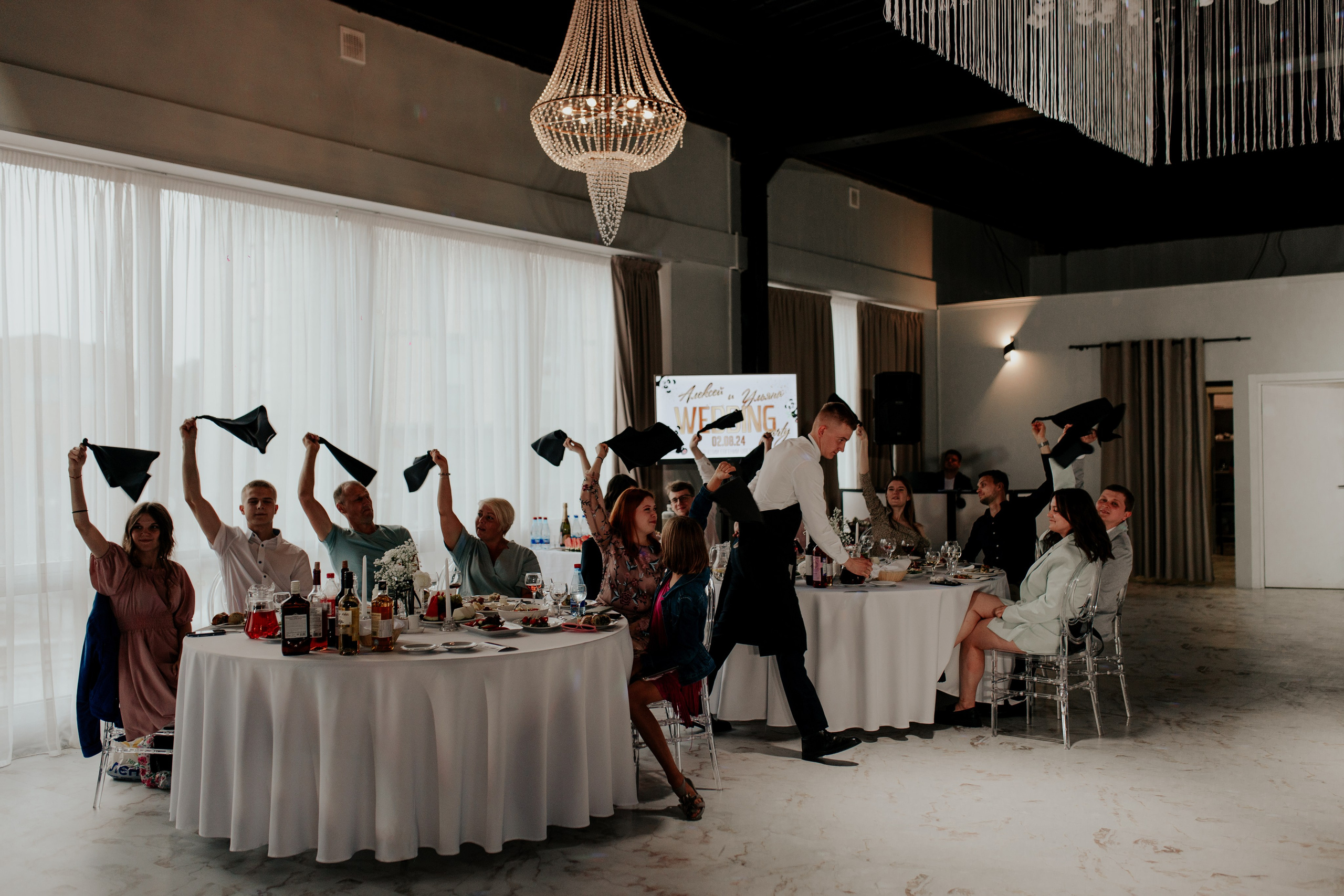 Друзья жениха плачут от счастья под светом гирлянд — семейное тепло