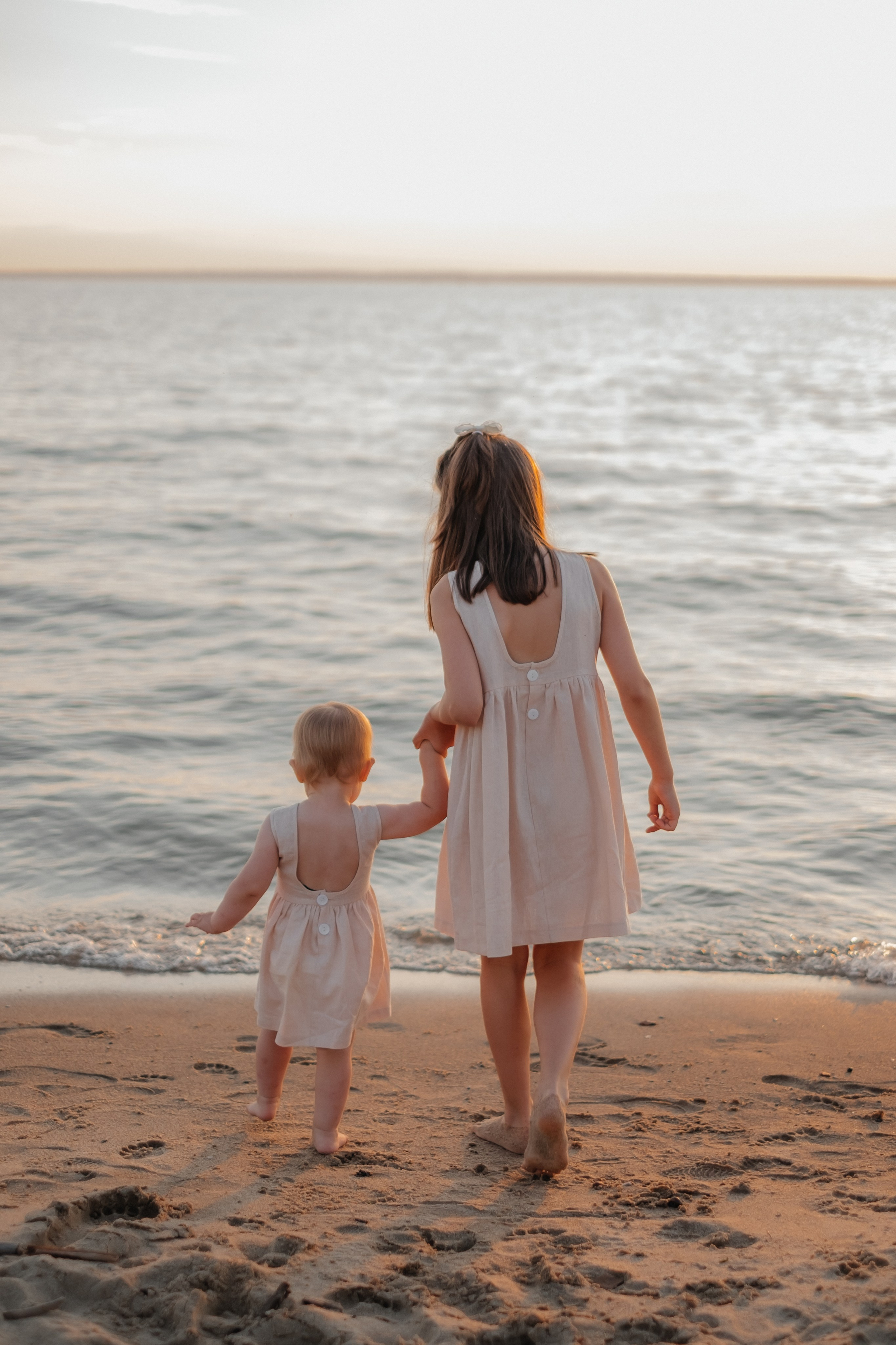 Катя с дочками на берегу. Фотограф в Новосибирске Диана Ильиных