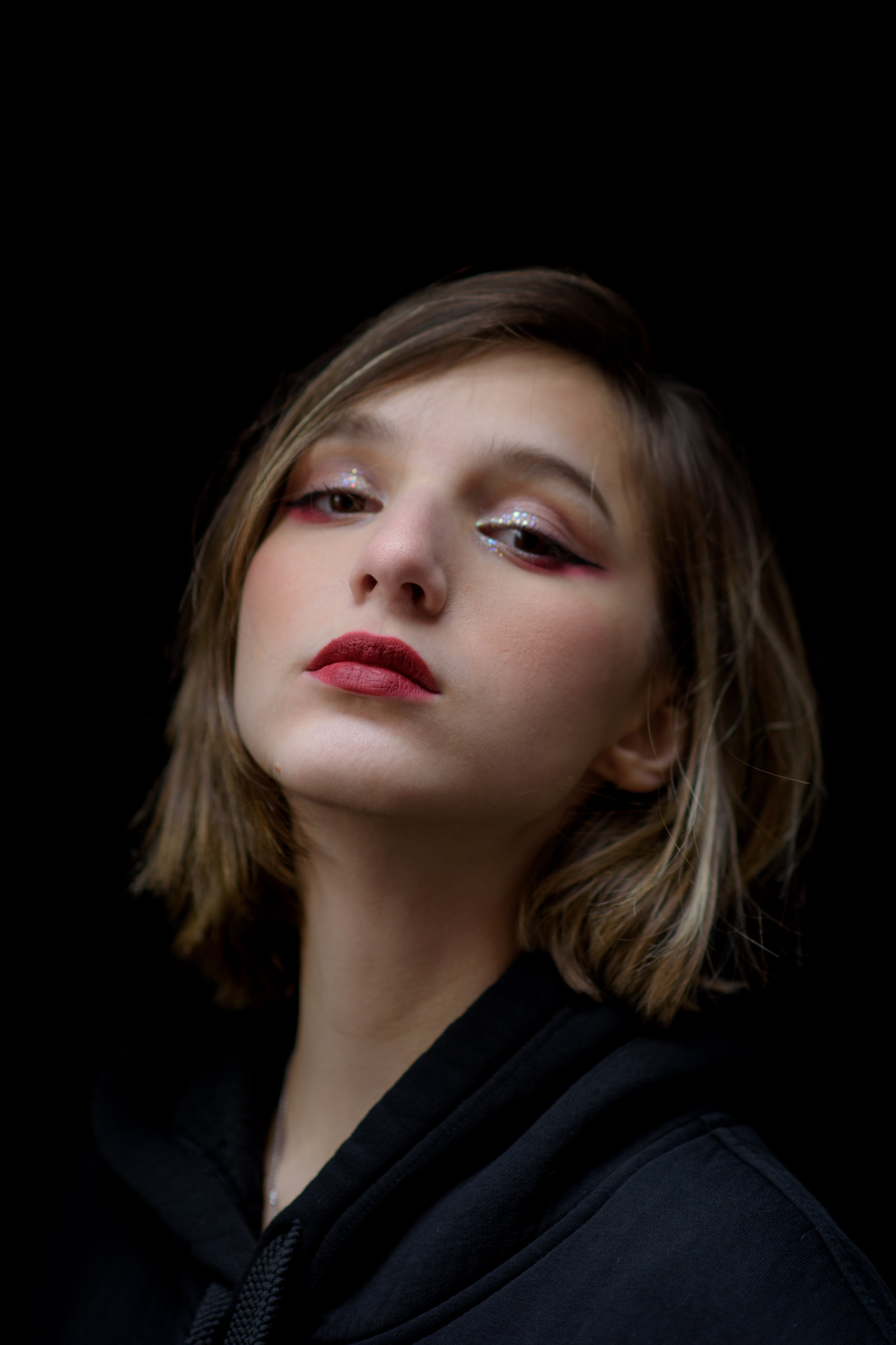 Фотосессия на 18тилетие на территории Красного октября в черной толстовке, крупный план 