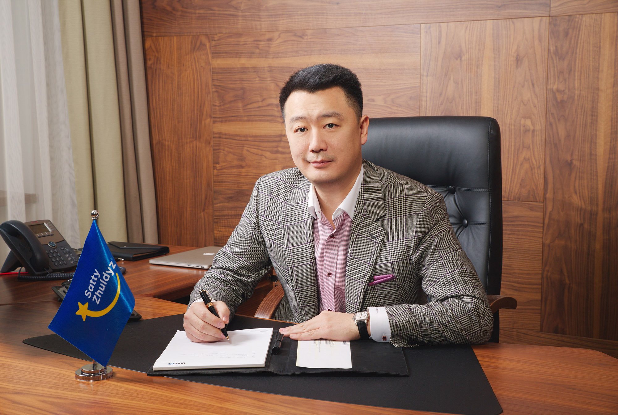 Фотосъемка делового или бизнес портрета в студии или на выезде. Арт фотограф и видеограф в Алматы Роман Барелко