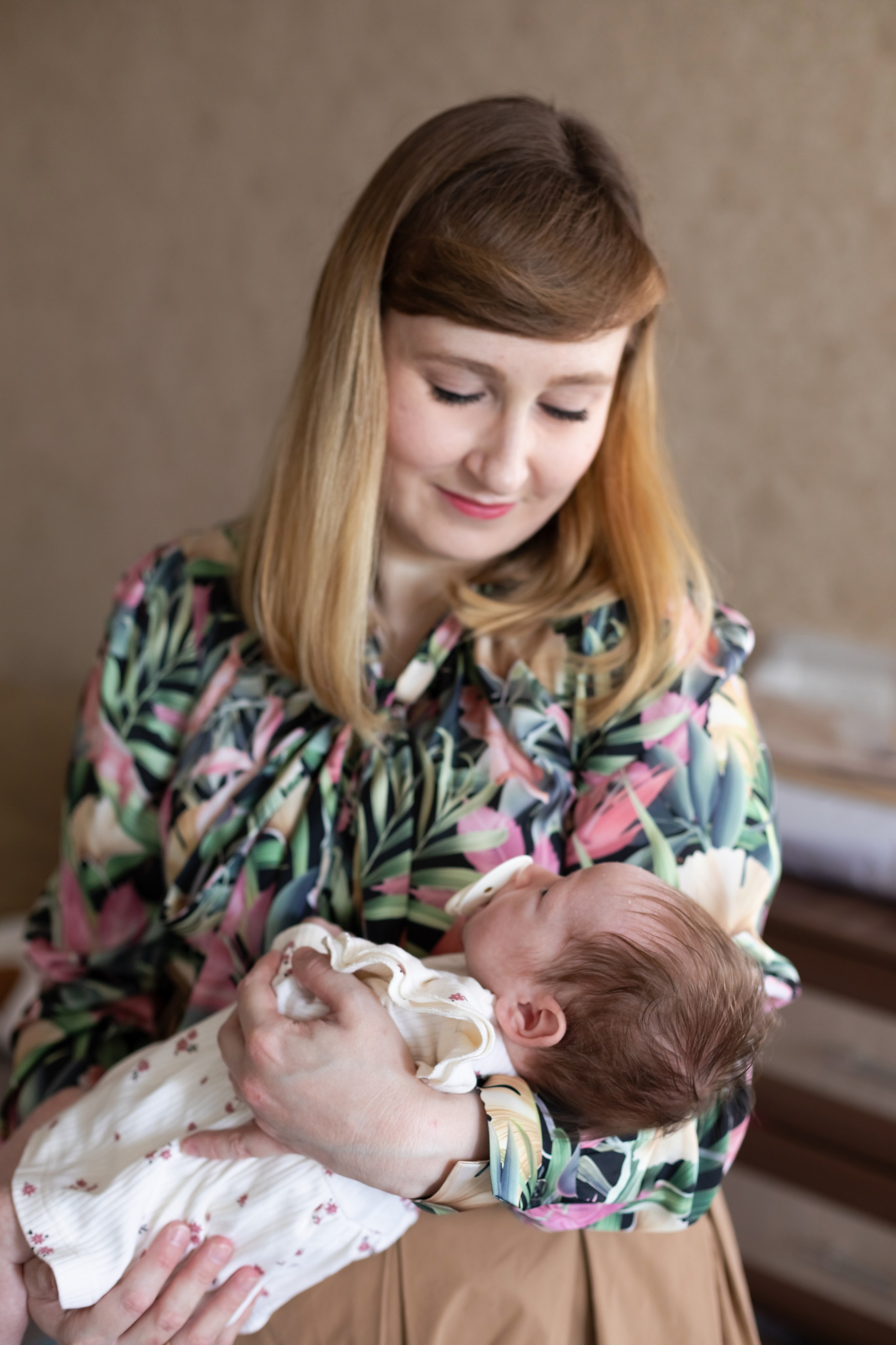 Домашняя съемка новорожденных Москва. Фотосъемка выписки из роддома в Москве, заказать фотографа на выписку ньюборн съемка в роддоме newborn фотограф в Юдино