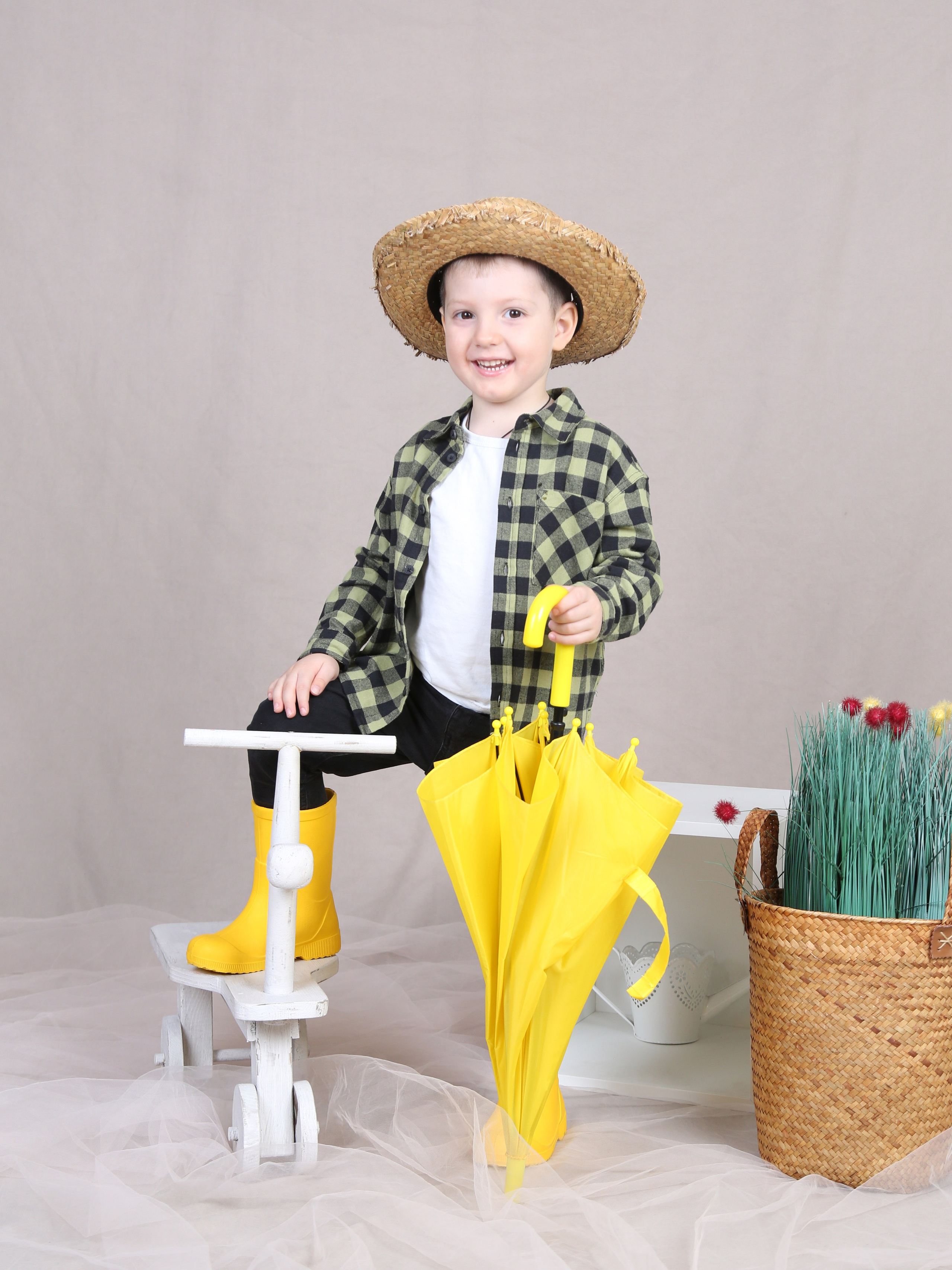 Общее фото в детском саду с выездным реквизитом в Тюмени. Выпускные альбомы в Тюмени для школ, садов, вузов спортивных секций