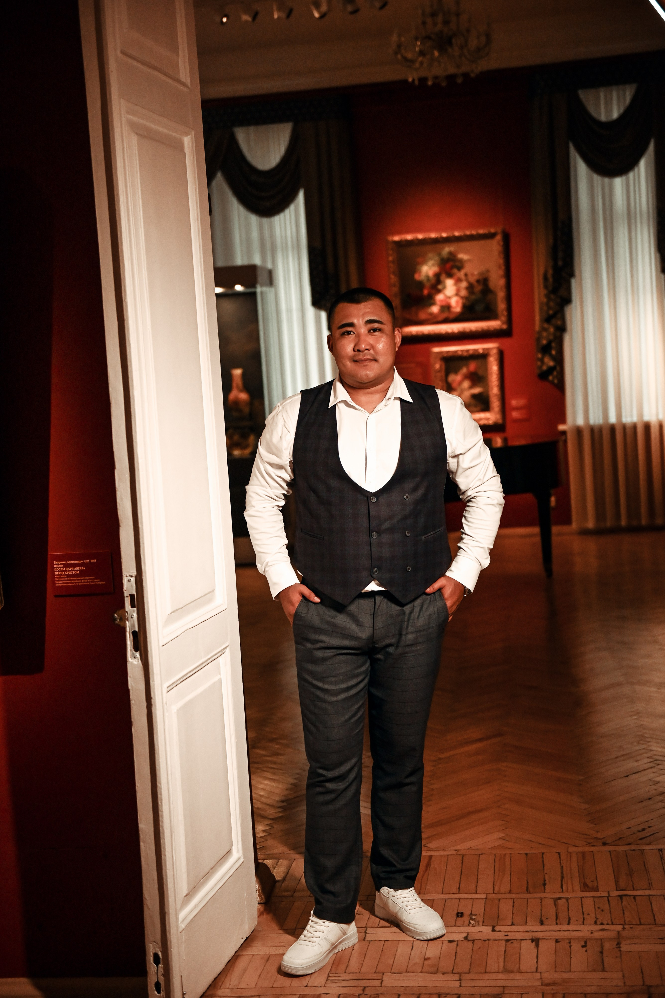 Небольшая свадебная серия в музее и прогулкой под дождем Эльмиры и Ризата. Свадебный, семейный, детский, контент фотограф в Омске Максим Ильин