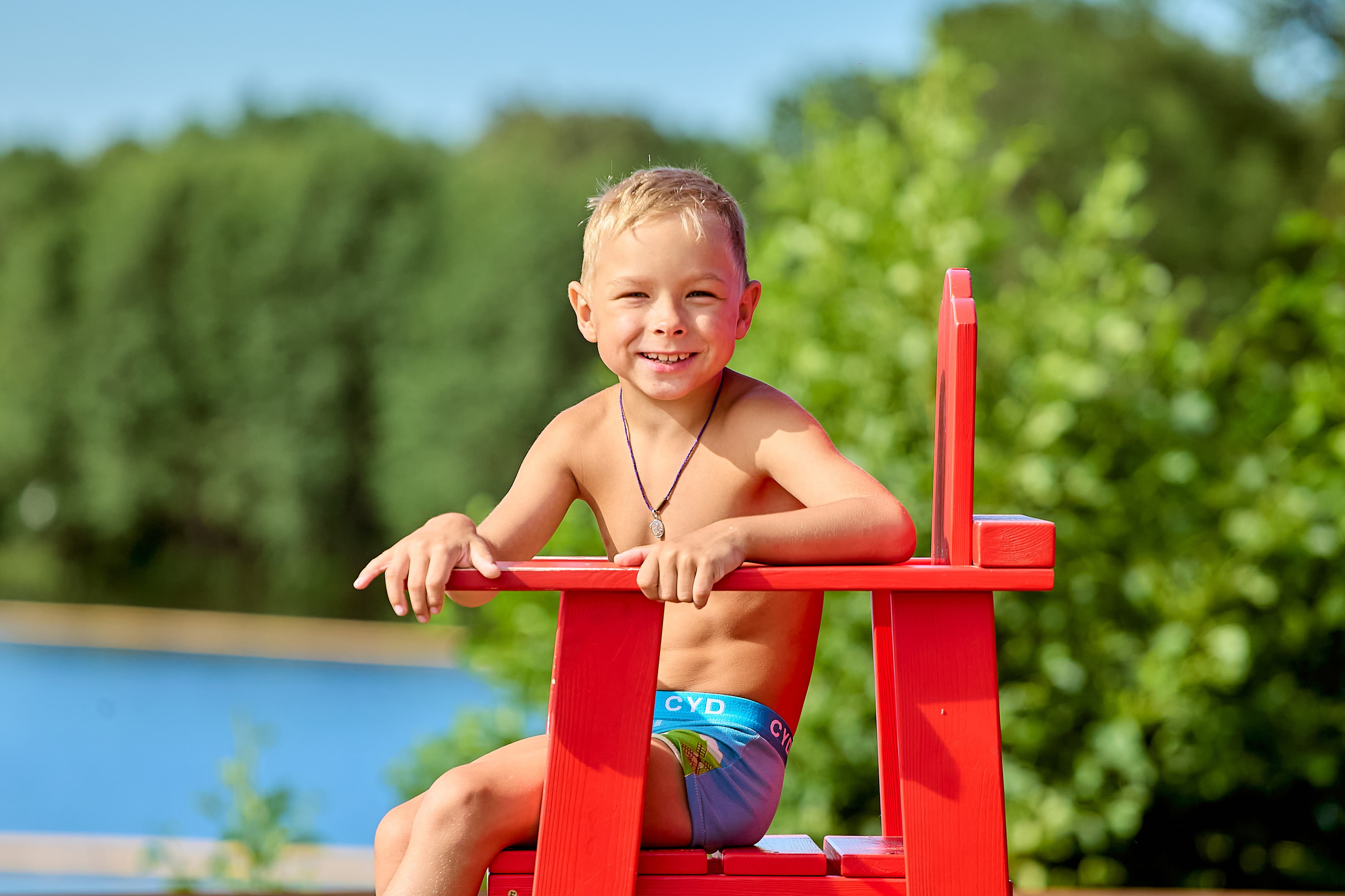 Семейная прогулка летом на озере