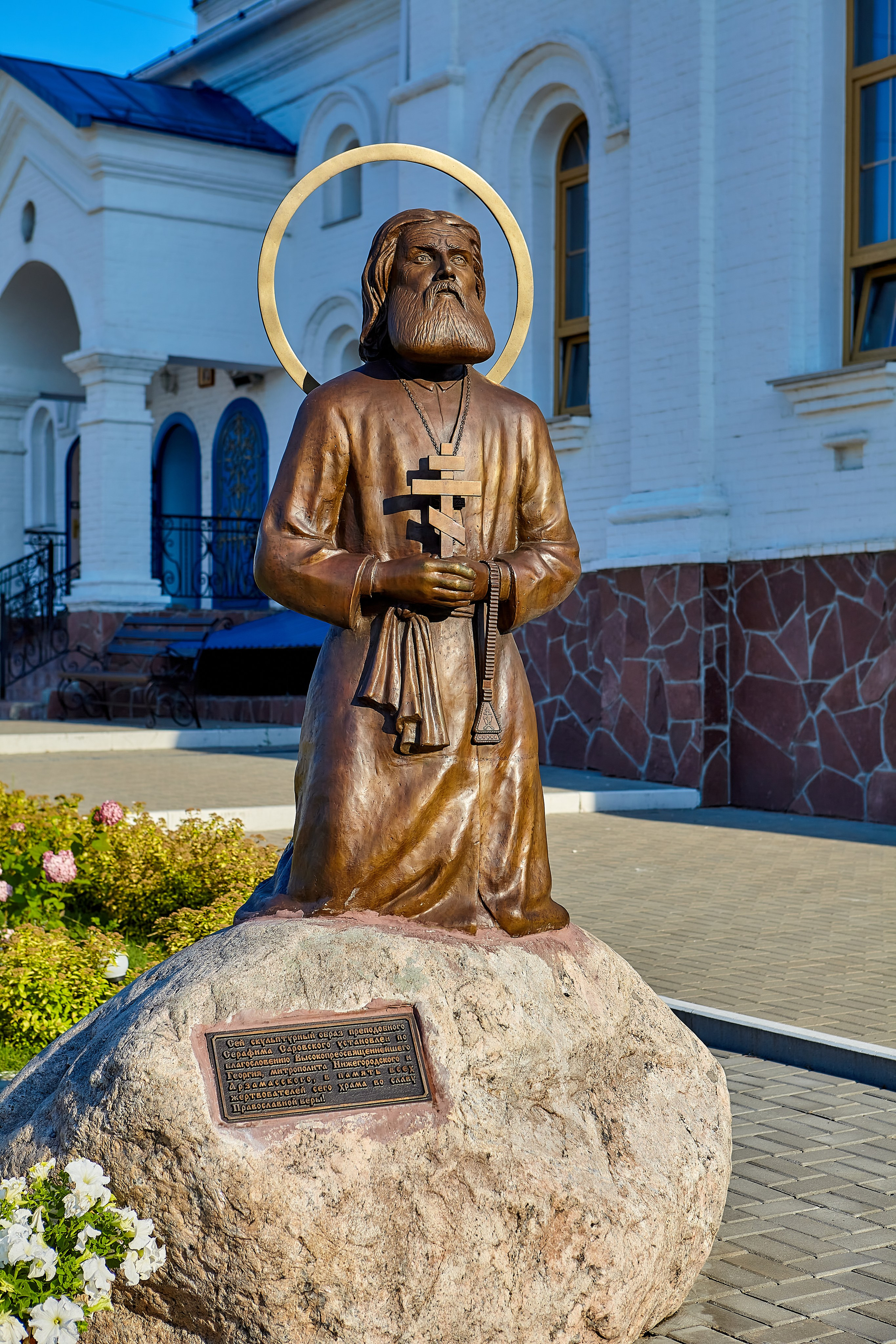 Скульптура Преподобного Серафима Саровского. Прп. Серафим Саровский на камне. Скульптура Серафима Саровского с крестом.