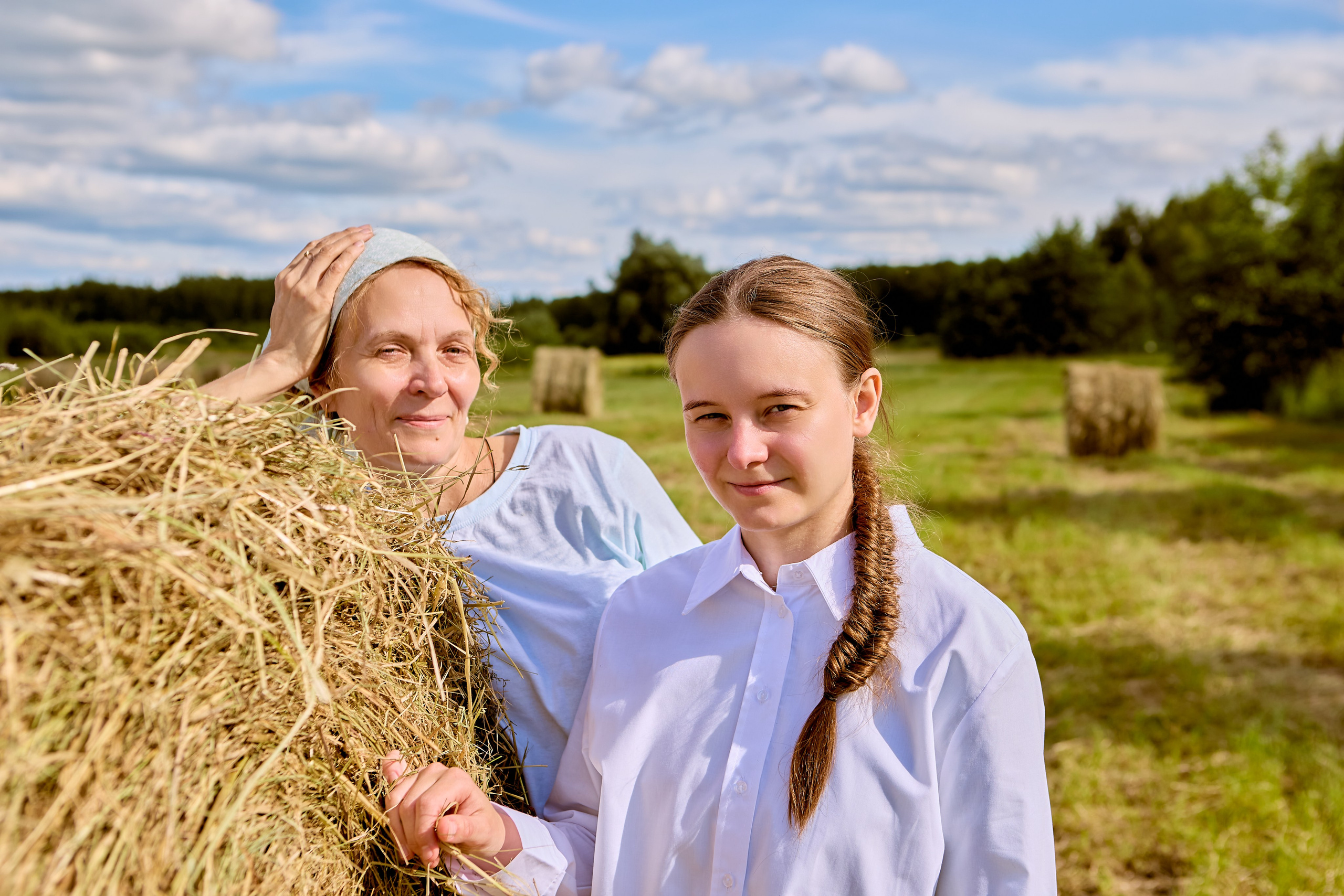 Дочка с мамой у стога сена дорожная фотосессия г. Мстера Фото Николая Голованова
