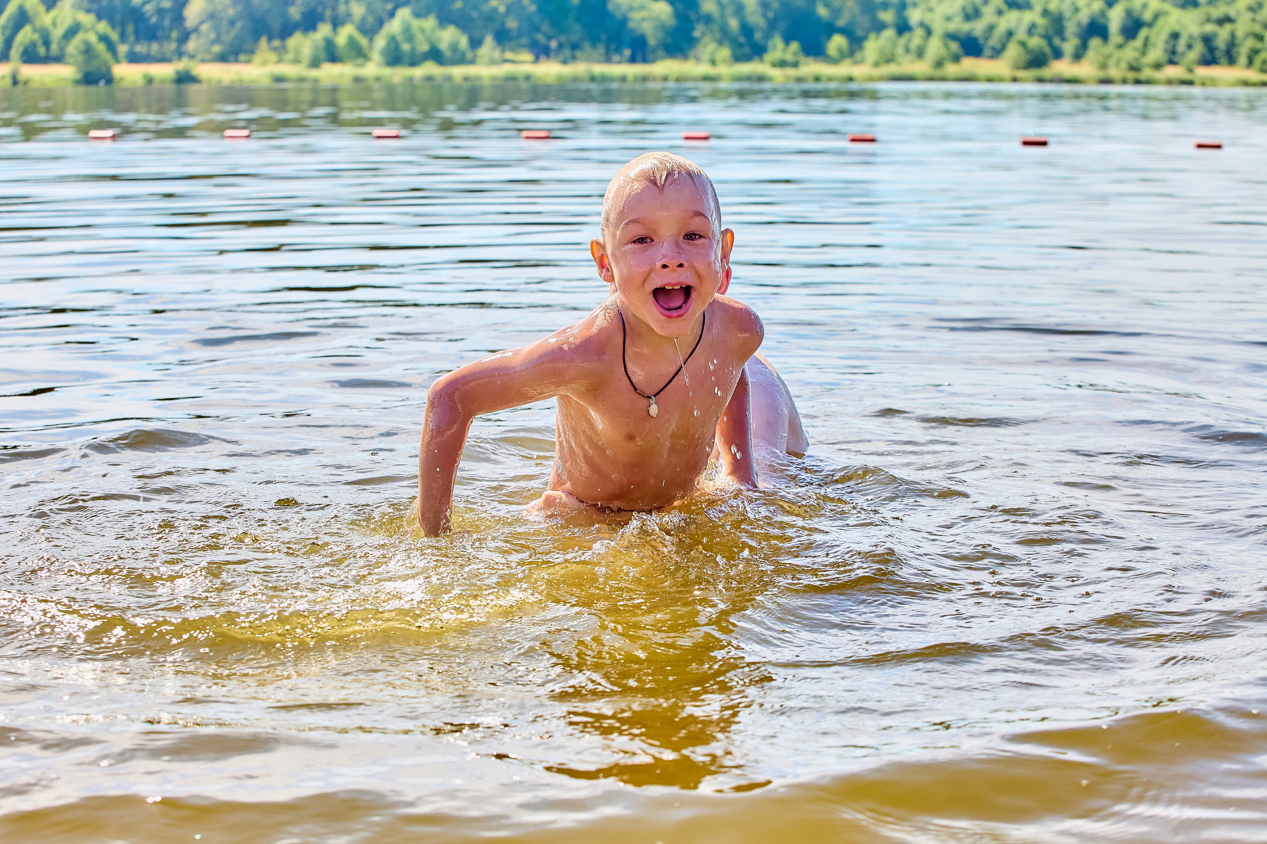 Семейная прогулка летом на озере