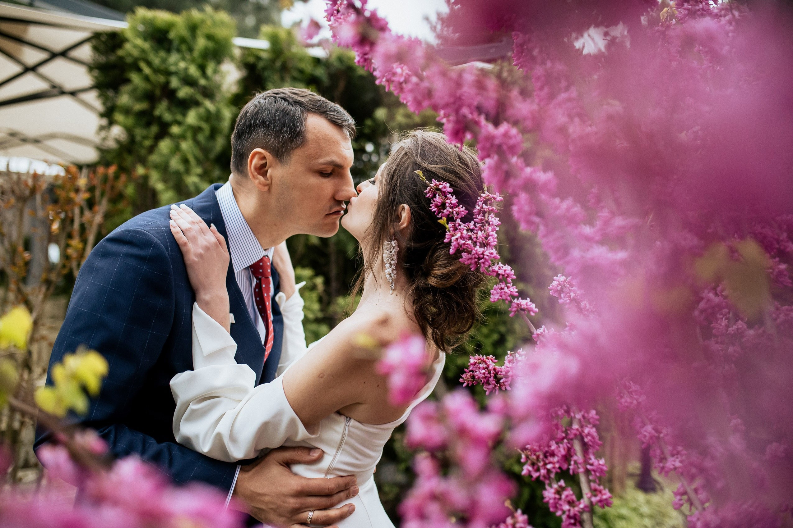 Жених и невеста рядом с яркими цветами в Анапе.