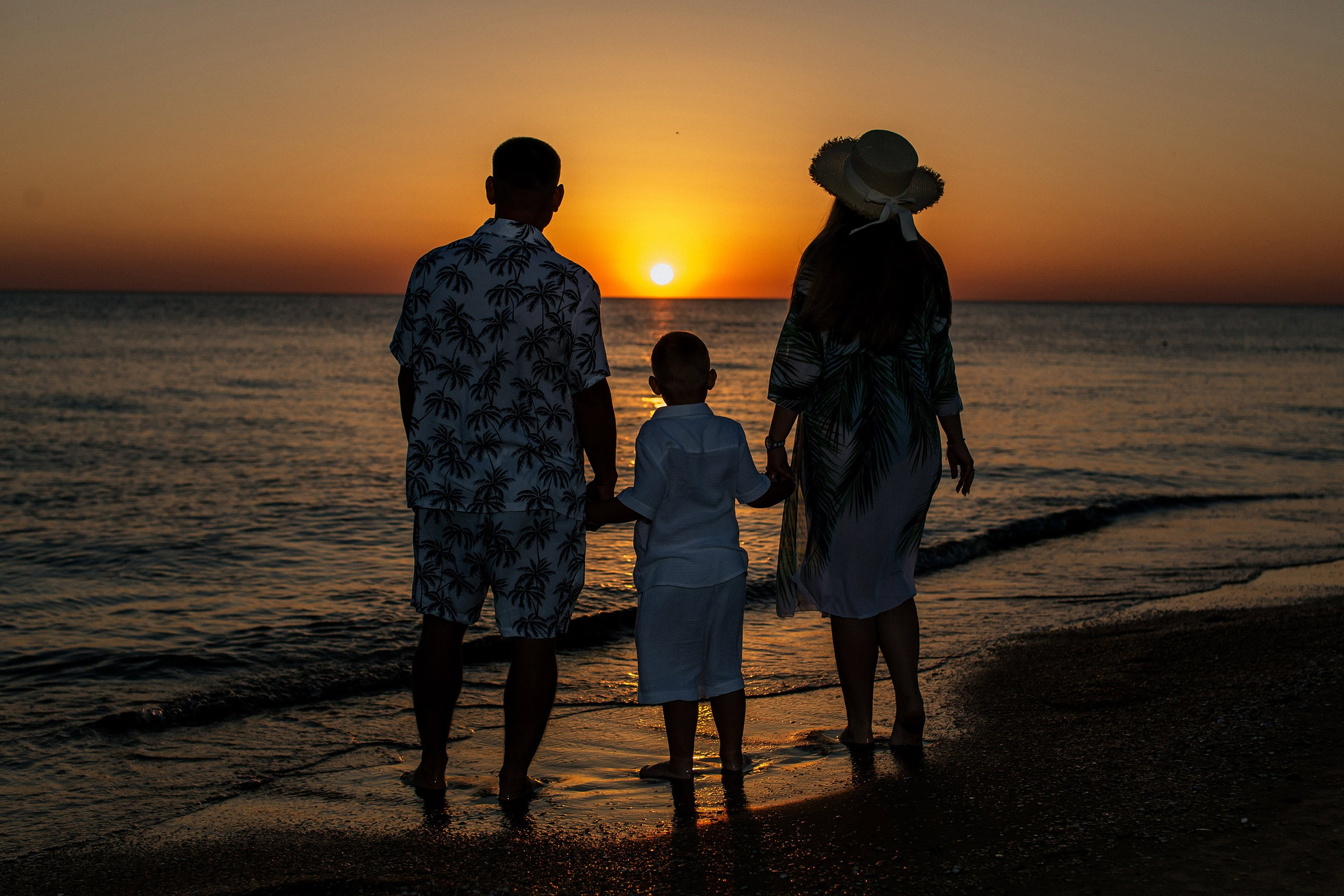 Образы семейной фотографии во время фотосъемки в Анапе на закате у моря