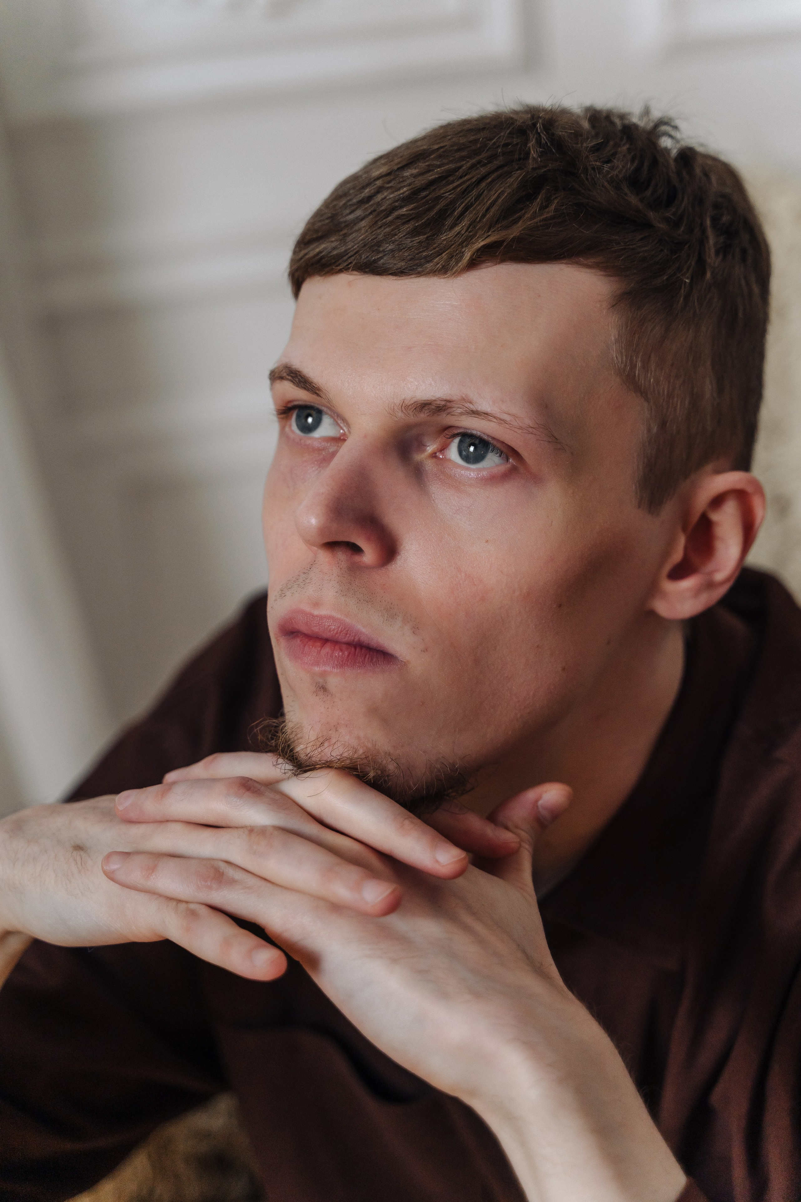 Зимняя фотосессия лавстори с предложением руки и сердца в фотостудии