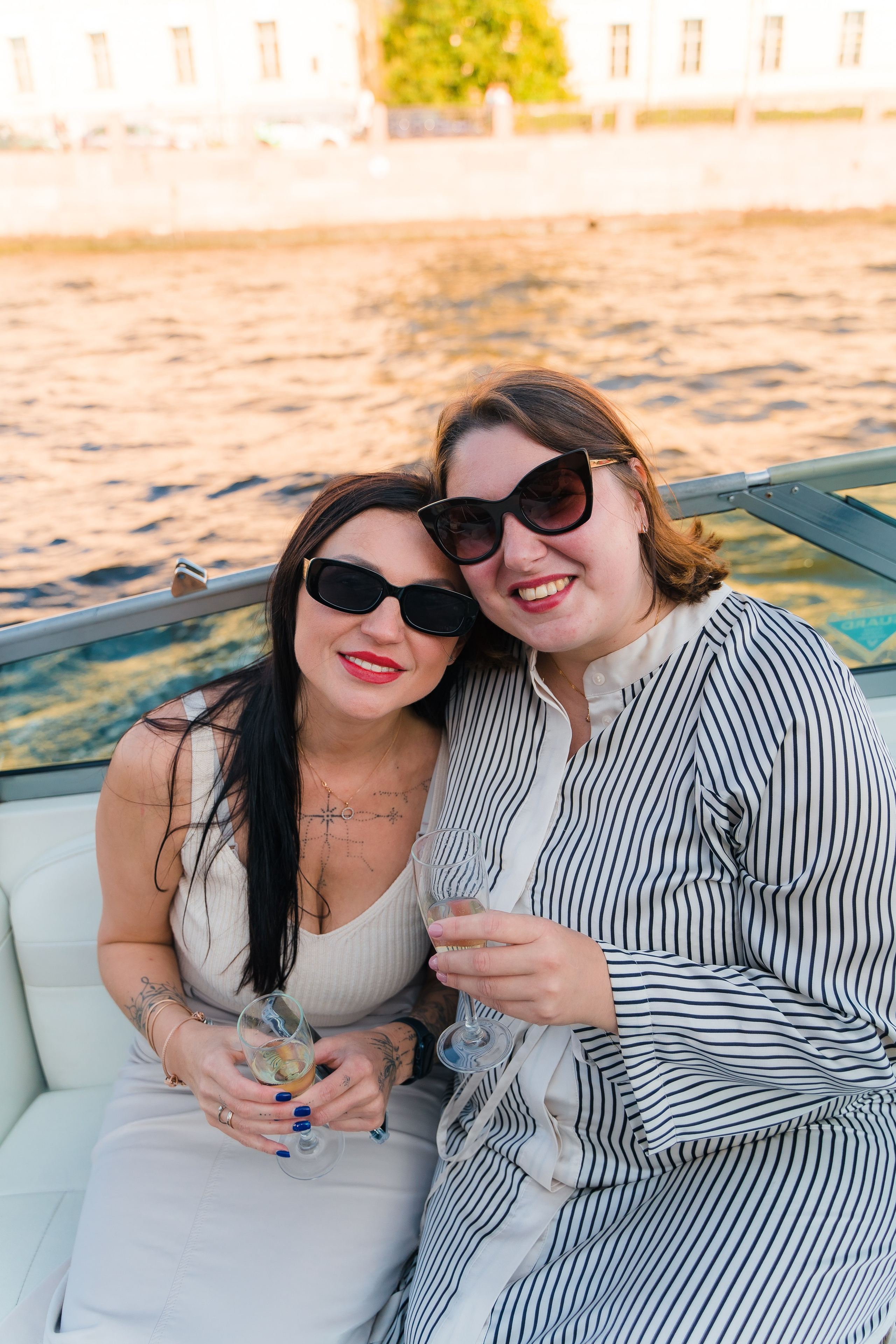 Фотосъемка девичника, встреча девушек, веселые женские портреты