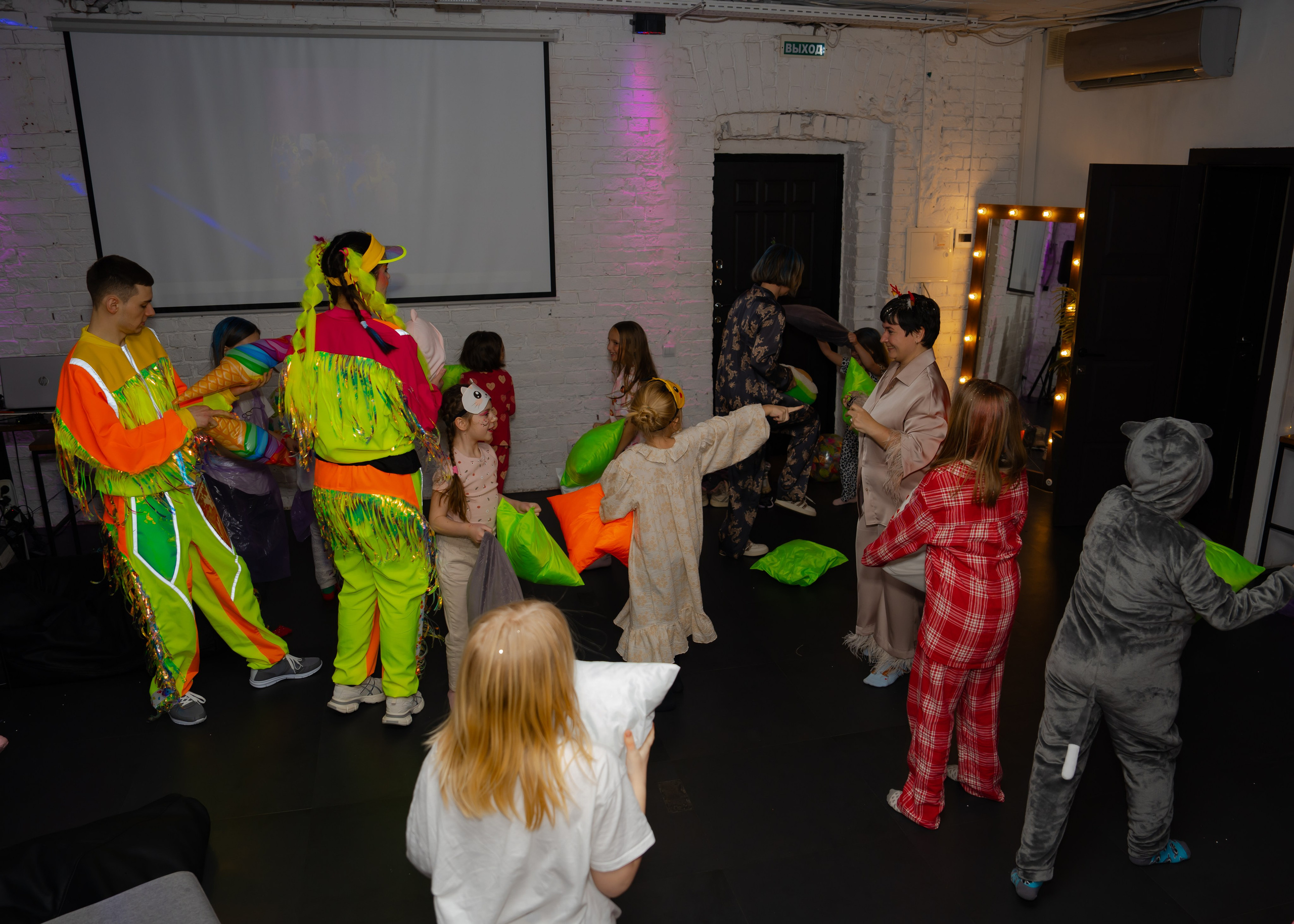 Битва подушками. Крамер Юлиана детский и семейный фотограф