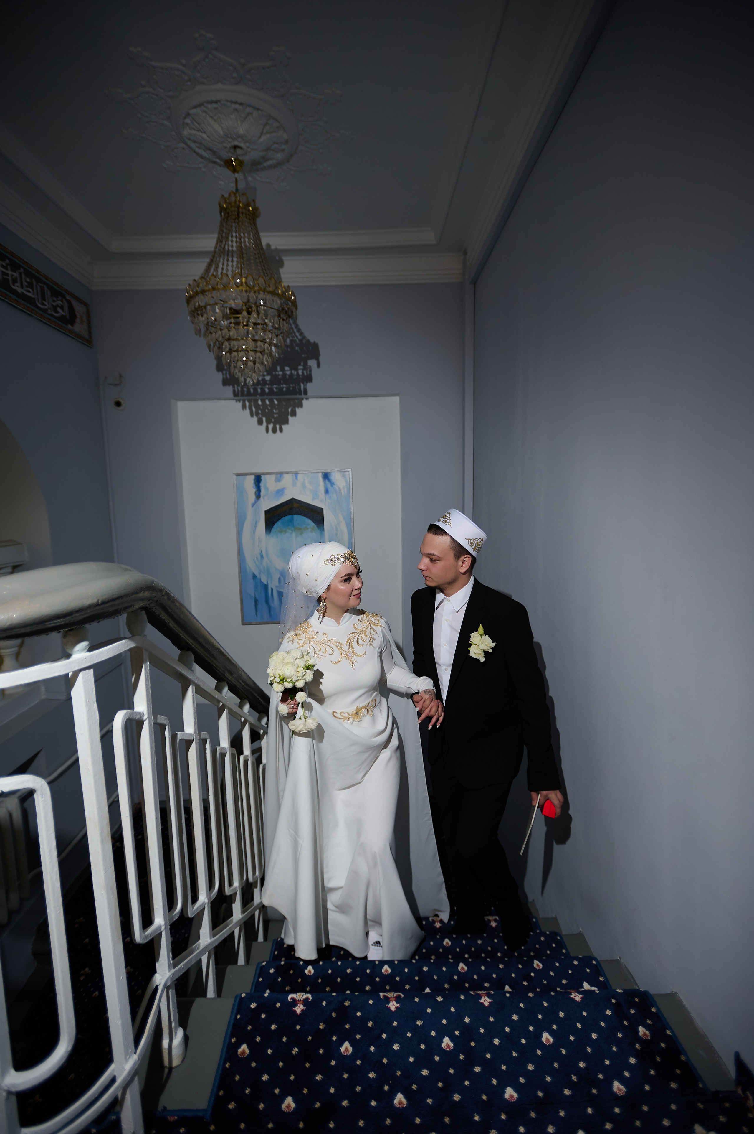 Фотограф Уфа. Фотосессия в мечети Ихлас. Молодожены поднимаются по лестнице 