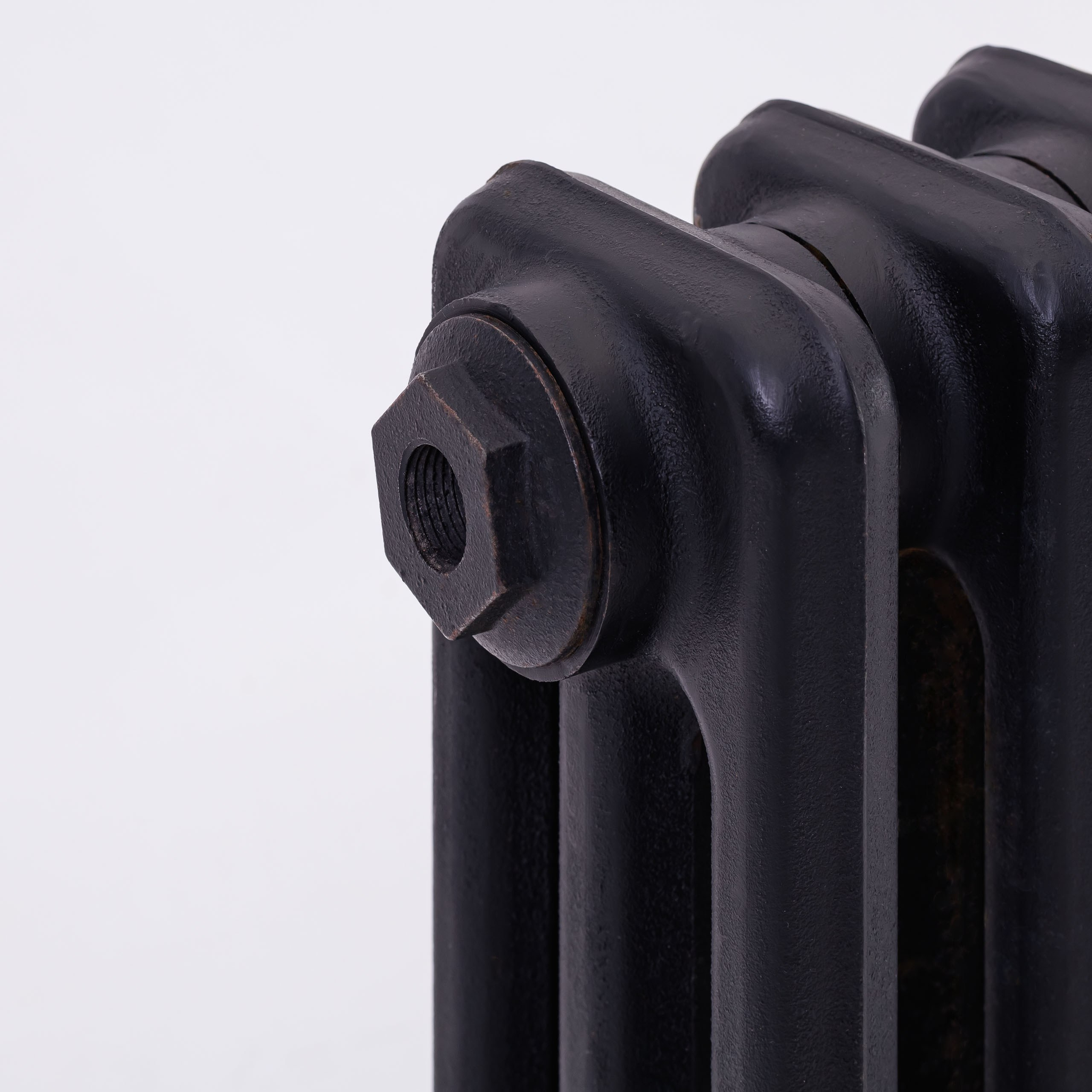 Предметные фотографии дизайнерских радиаторов отопления в стиле ретро