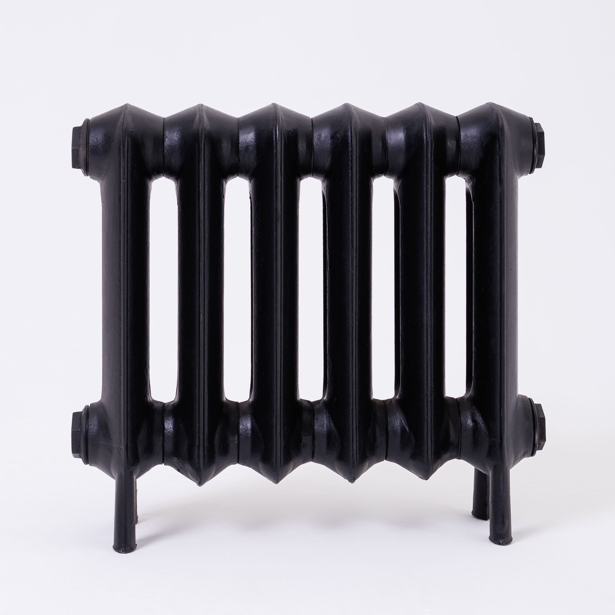 Предметные фотографии дизайнерских радиаторов отопления в стиле ретро