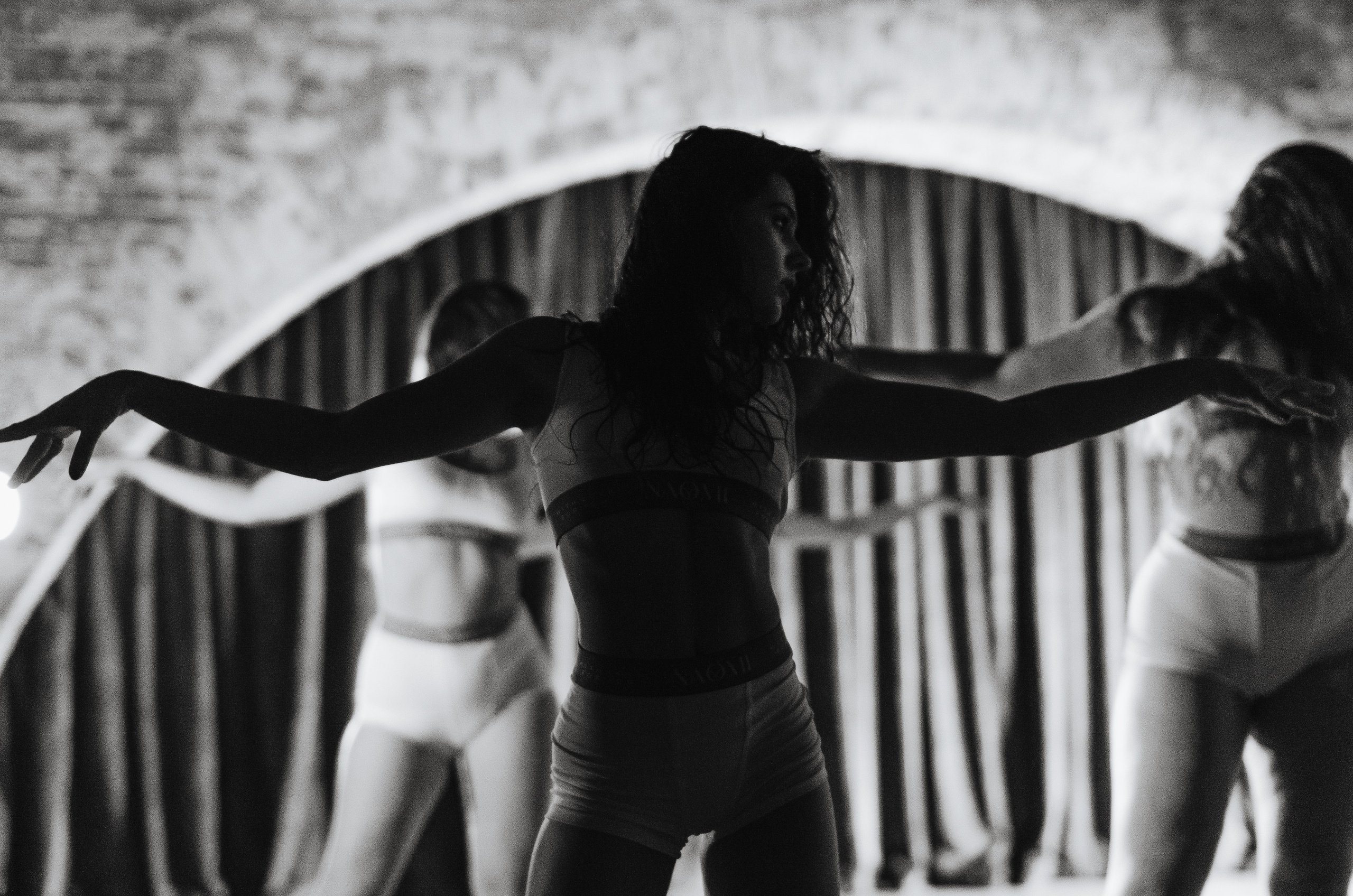 Фото-подглядки с видеосъемки танцевальной команды «Secret». Денисова Аля — фотограф для парных съемок и индивидуальных историй в Барнауле