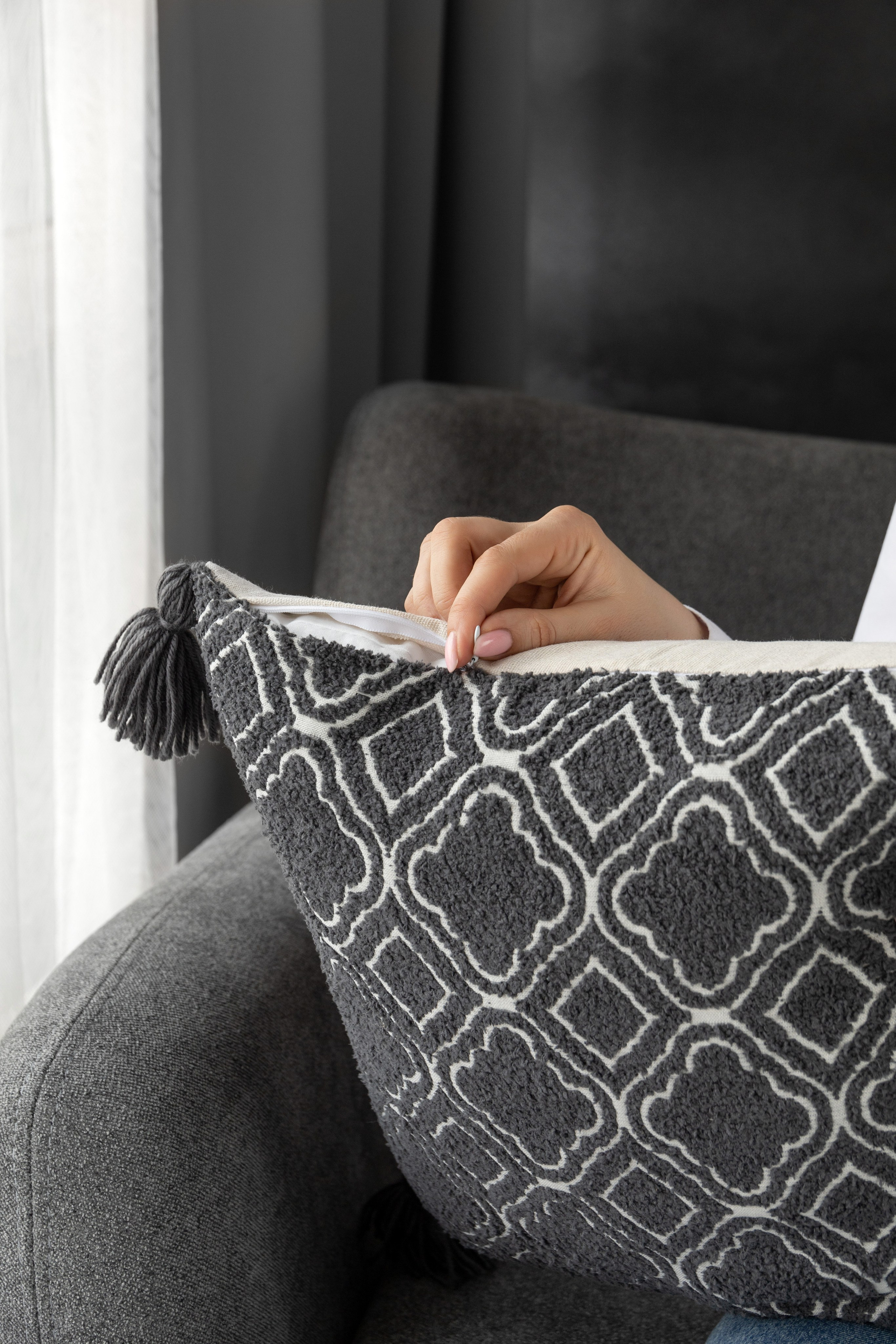 Детализация кисточек на подушках в интерьере | Фото для каталога мебели