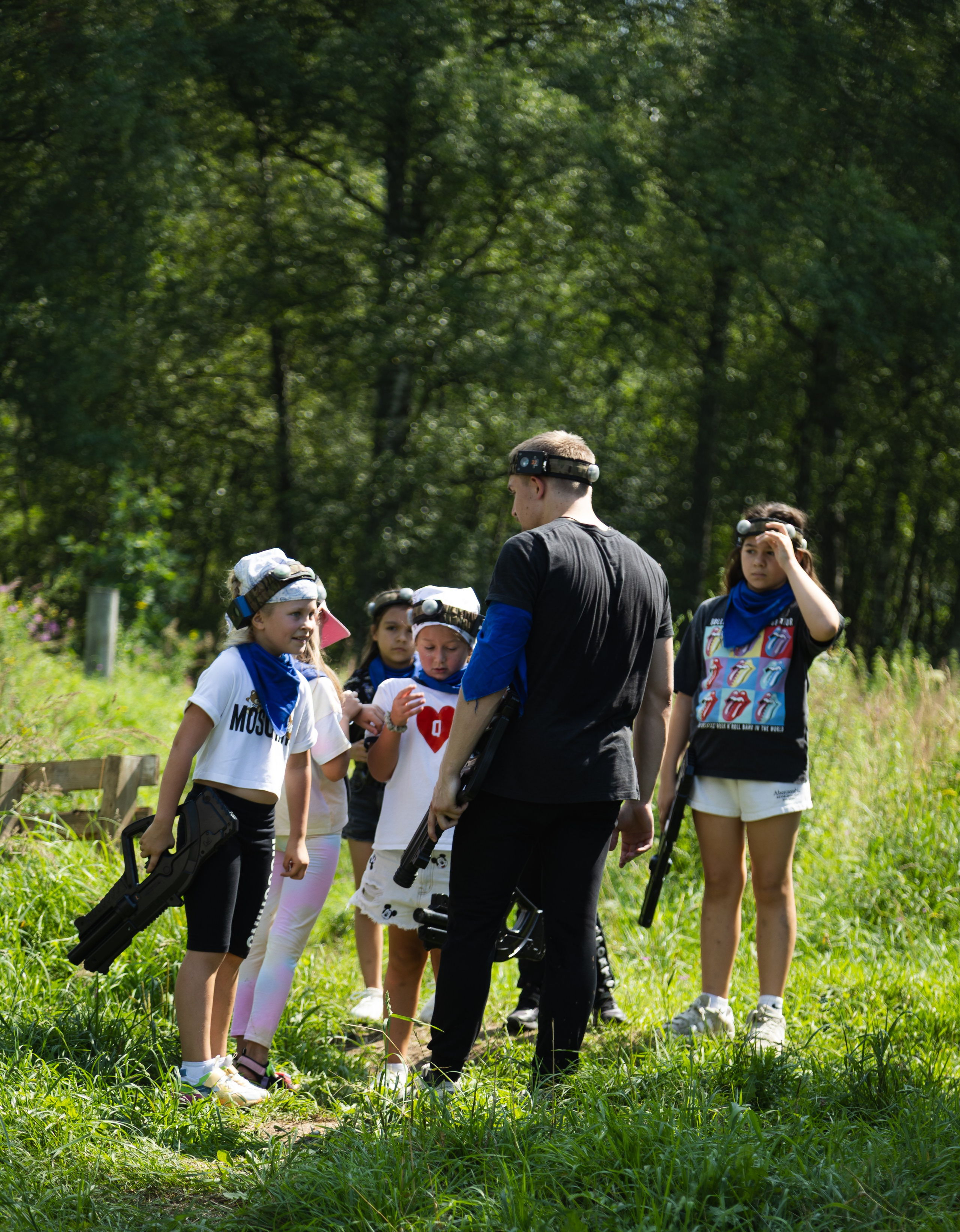 Лазертаг на природе с семьей. Документальный фотограф