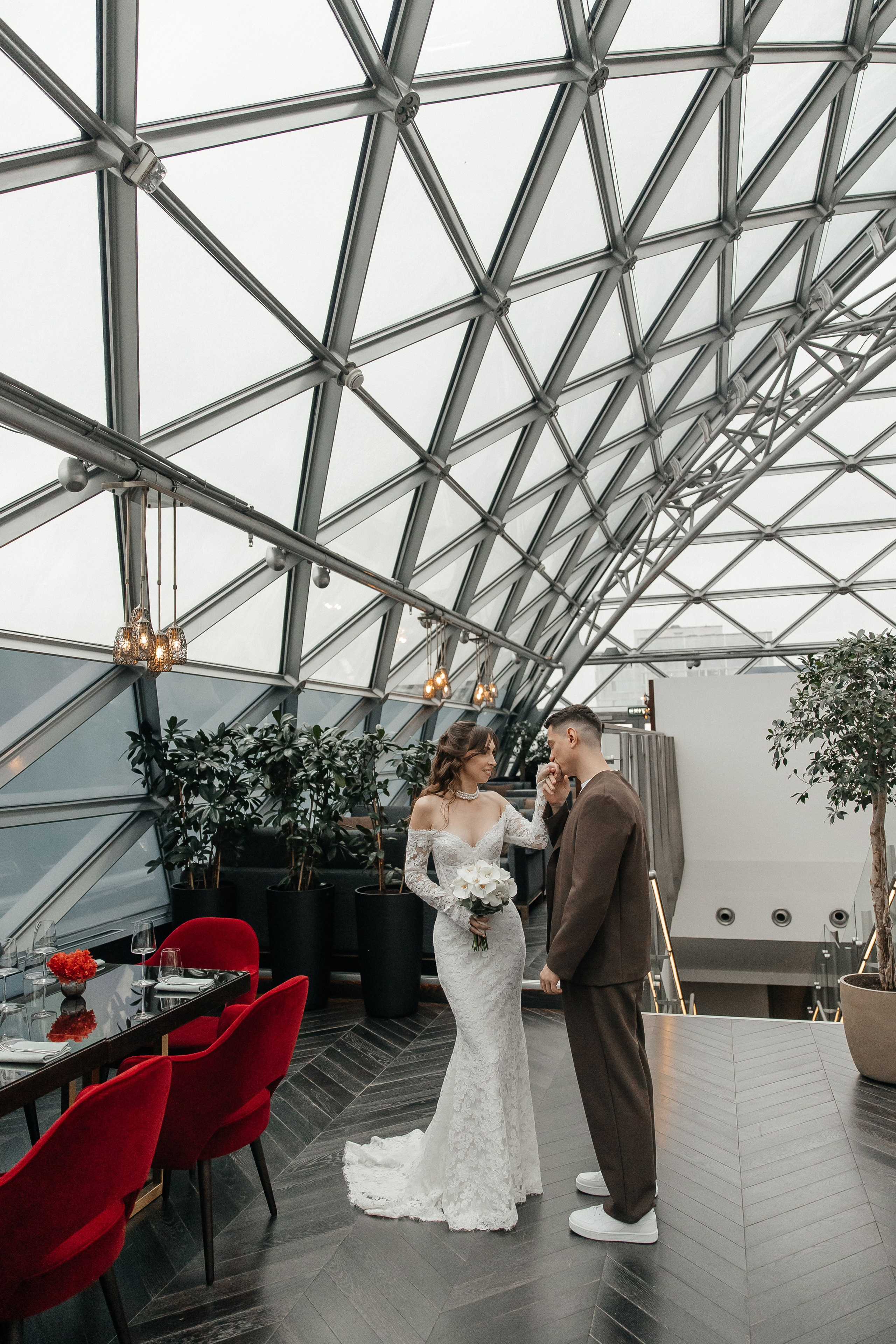 Свадебная фотосессия в ресторане на крыше отеля Карлтон Москва с панорамным видом на Кремль и Красную площадь