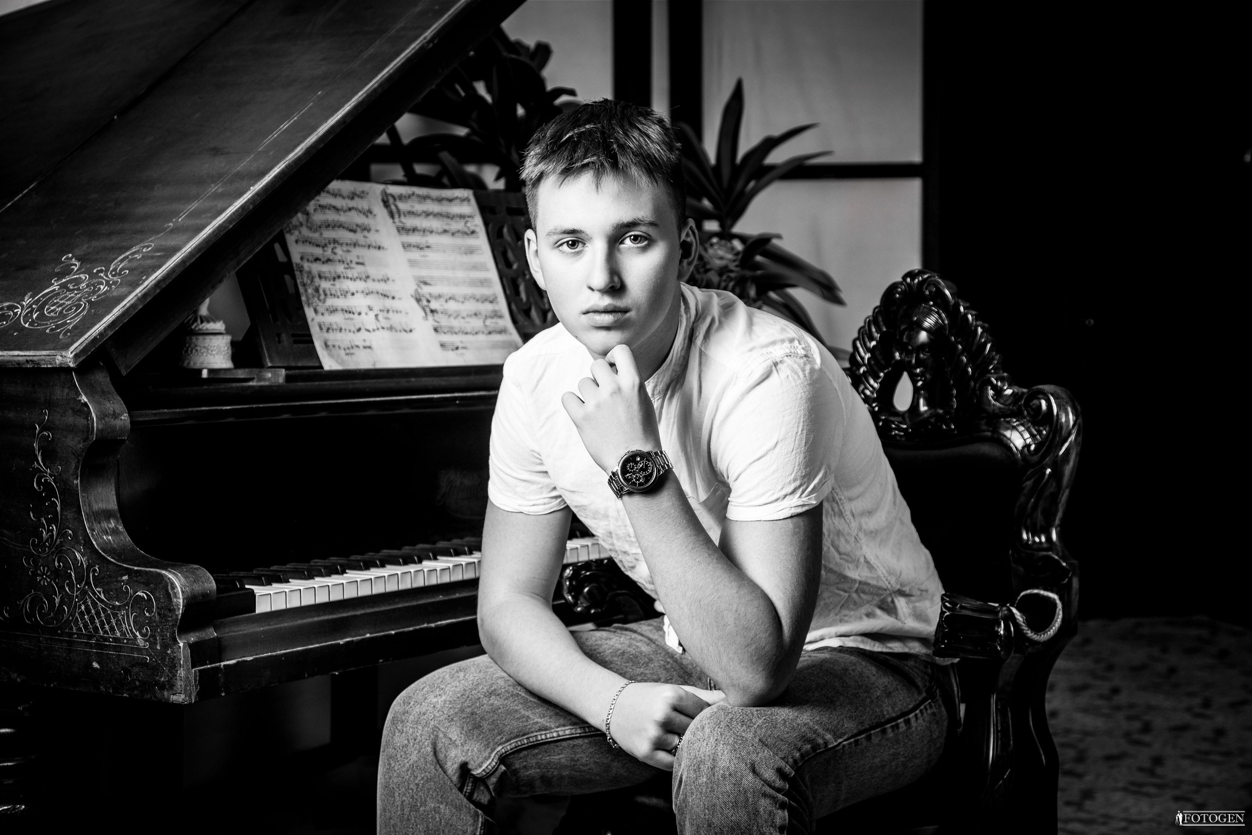 Профессиональная мужская фотосессия в Fotogen: Ваша история в кадре. Интерьерная фотостудия FOTOGEN г. Краснодар