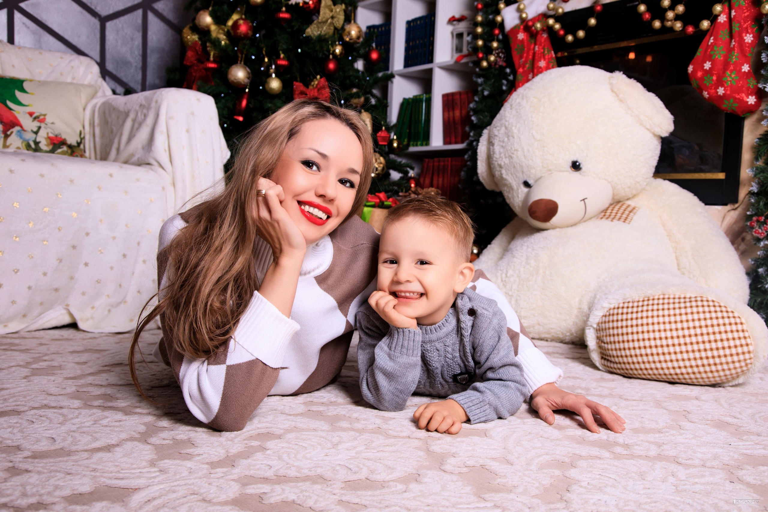 Семейная фотосессия: мама с детьми | Портфолио Fotogen. Интерьерная фотостудия FOTOGEN г. Краснодар