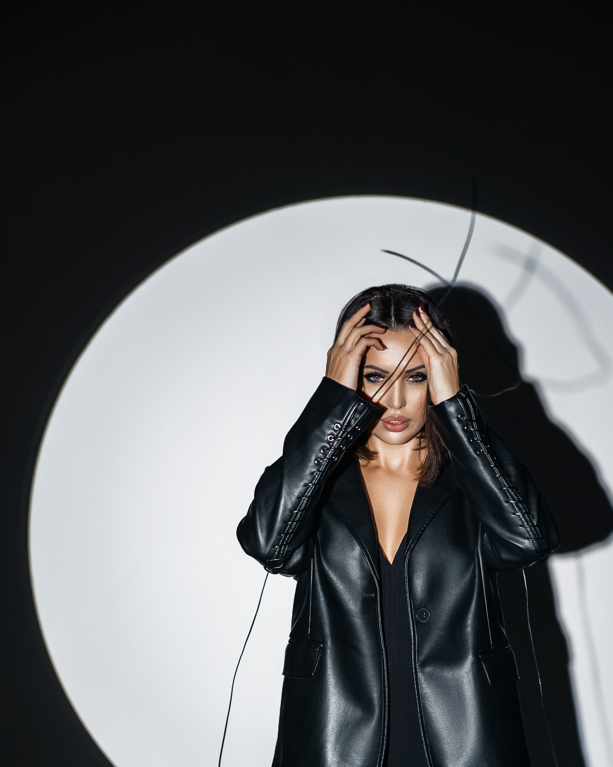 Студийная фотография с белым кругом и девушкой