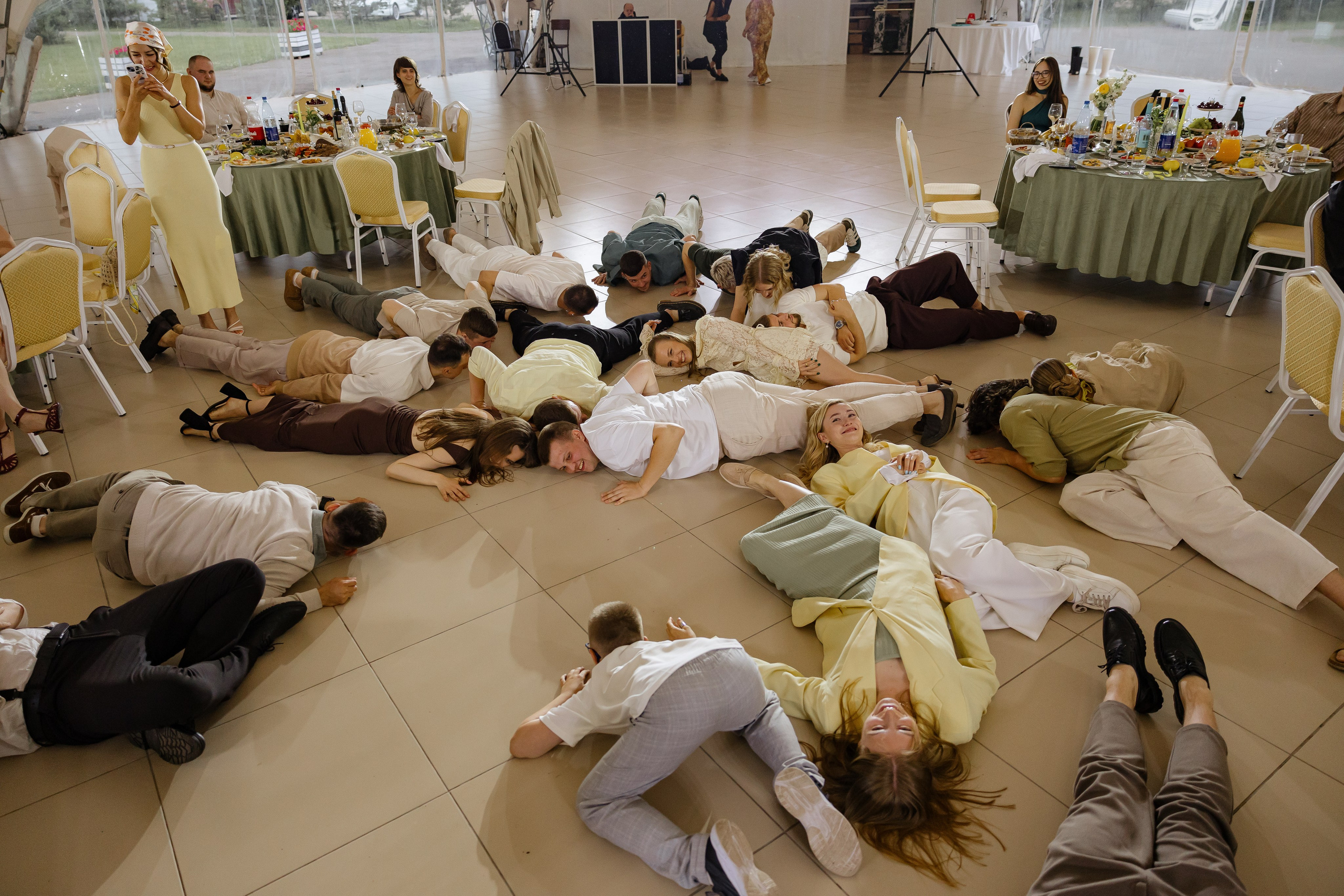 Июньская свадьба на берегу реки. Фотограф Сергей Ртищев в Москве и РФ