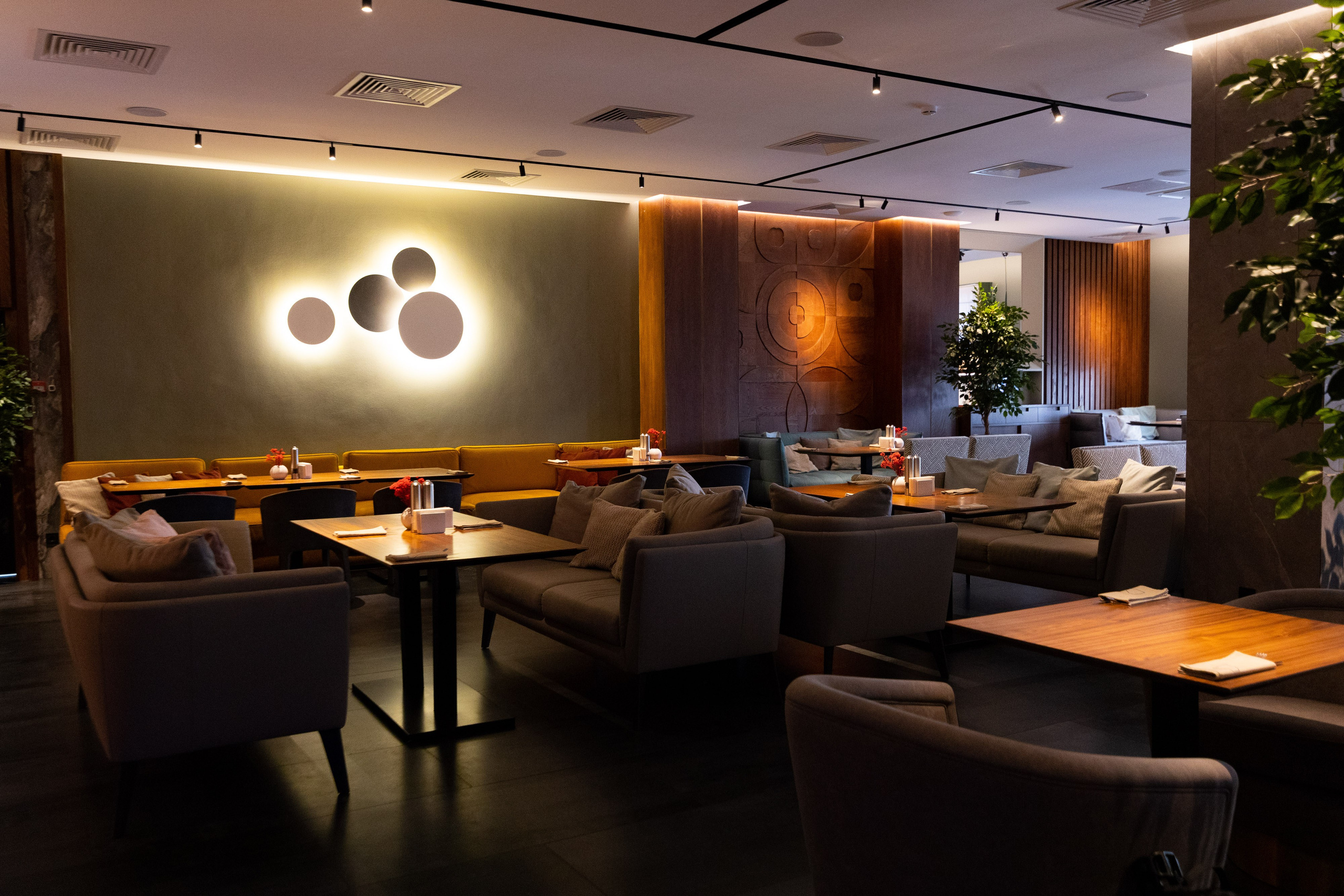 Ресторан Public & Veranda. Фотограф Родион Нарудинов