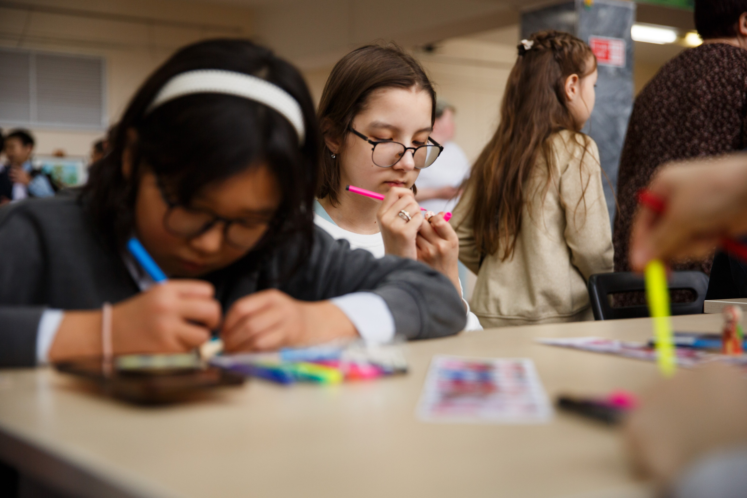 Ребёнок раскрашивает карандашами.