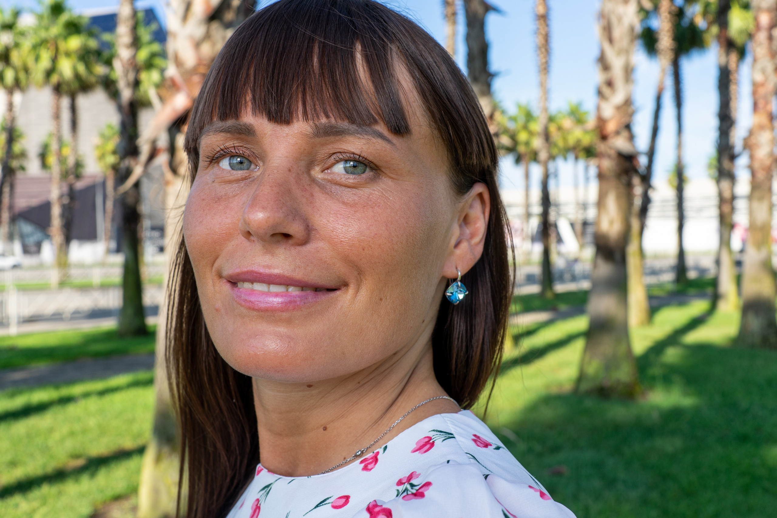 Фотосессия Юлии на море и на пальмовой аллее в Сириусе. Фотограф в Сочи Тиунова Маргарита и Тиунов Евгений