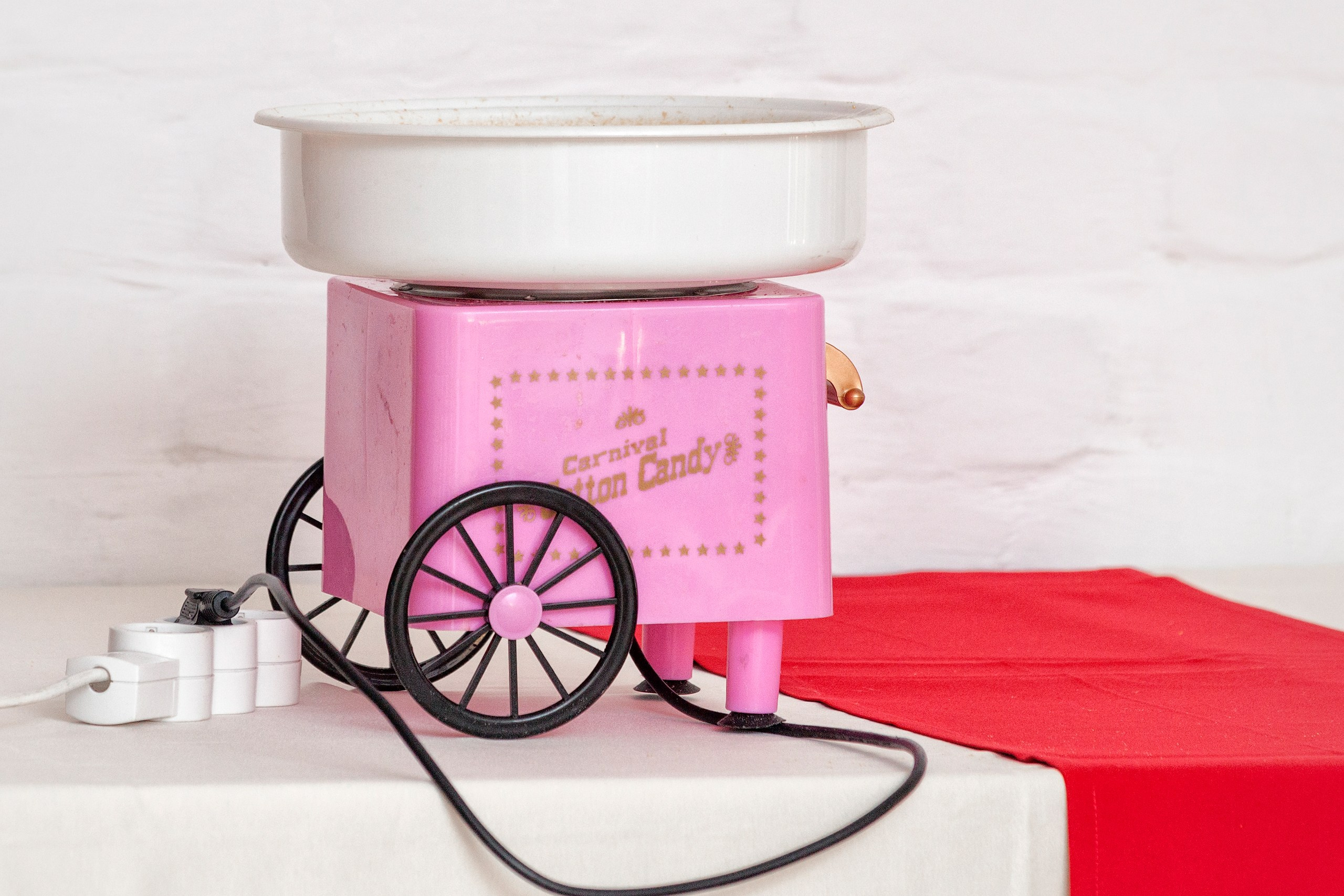 Прибор для создания сахарной ваты на детском мероприятии.