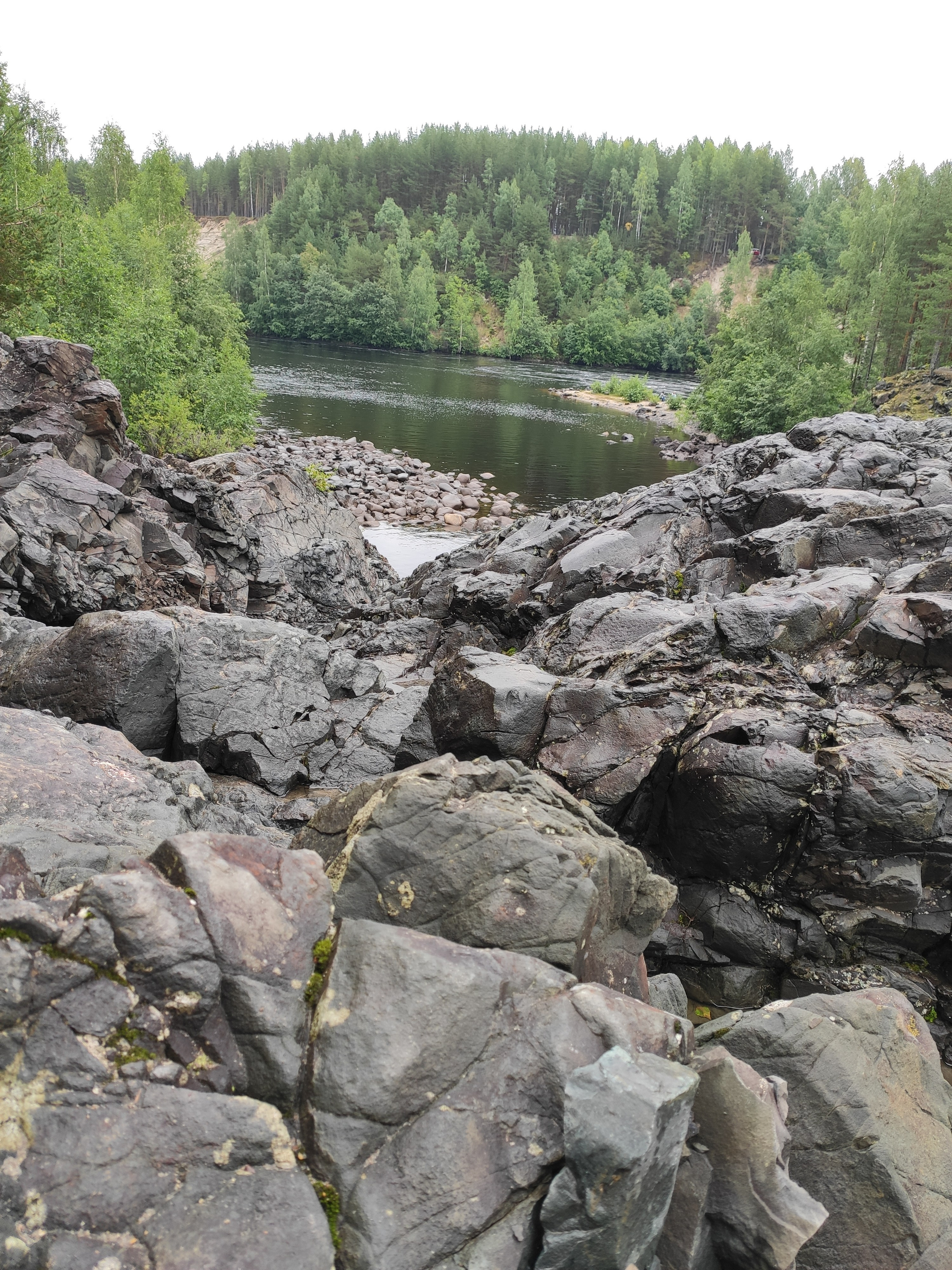 Водопад оживает лишь в мае, а сейчас вода бурлит в соседнем русле. 