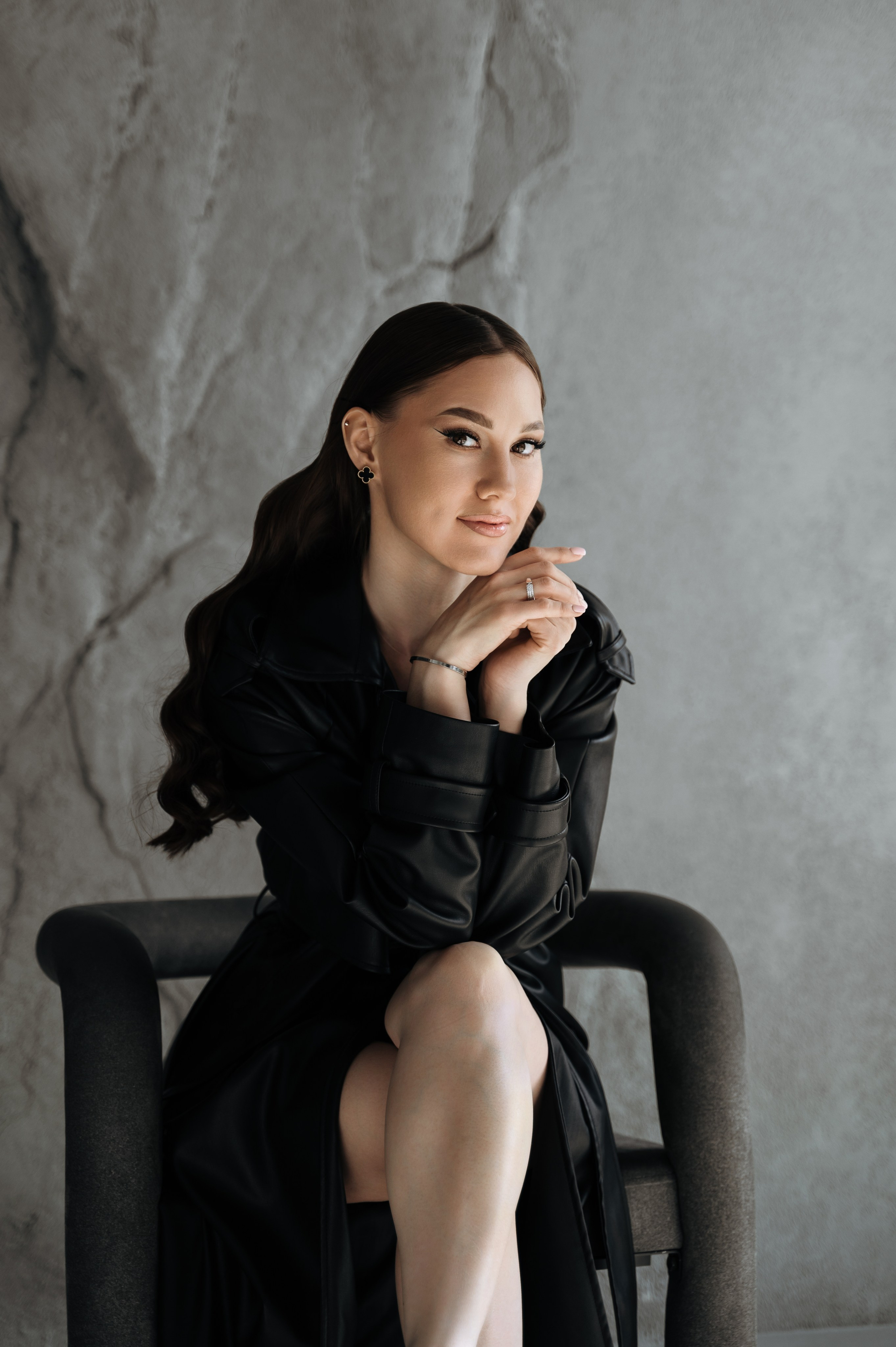 Настя — фотосессия в темной студии с хрустальной люстрой. Портретный и семейный фотограф в Екатеринбурге Мария Чахеева