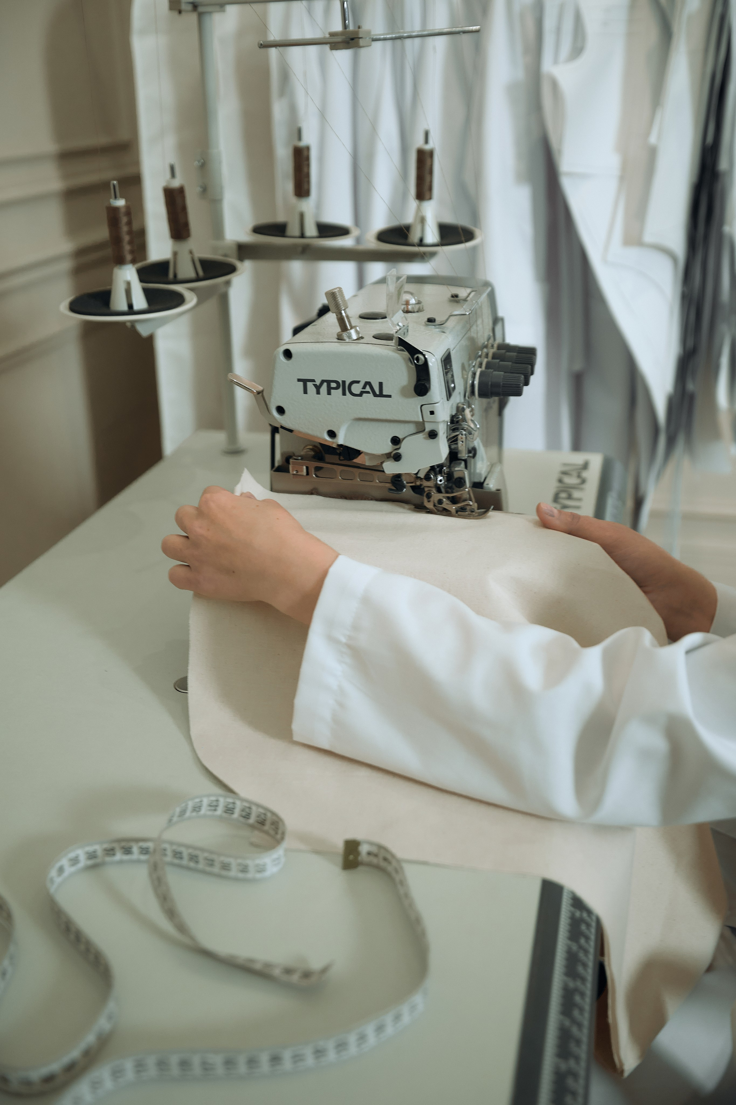 закулисный момент производства Vikisews: специалист разрабатывает выкройки будущей одежды