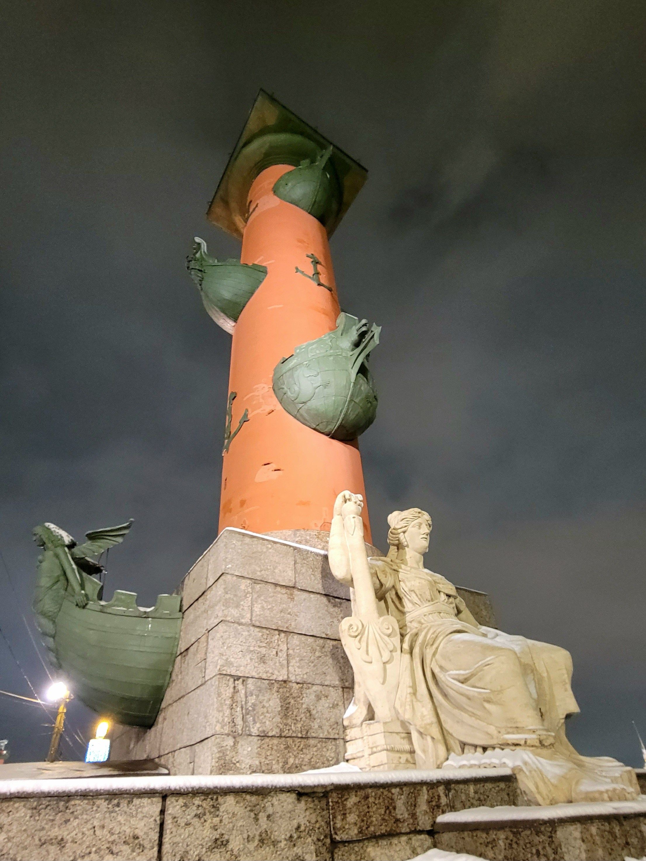 Стрелка и ростральная колонна. Не праздник - огней на колоннах нет