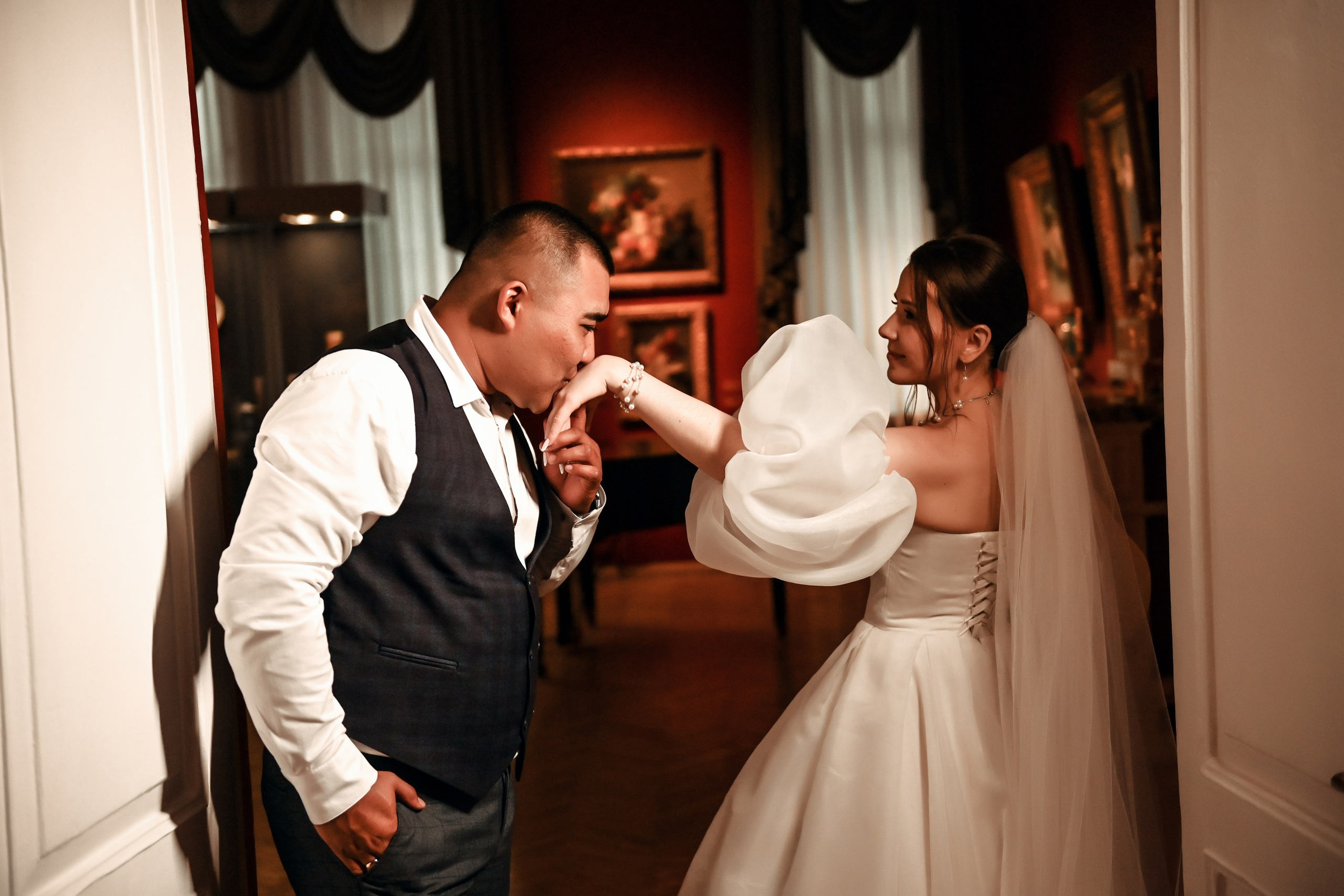 Небольшая свадебная серия в музее и прогулкой под дождем Эльмиры и Ризата. Свадебный, семейный, детский, контент фотограф в Омске Максим Ильин