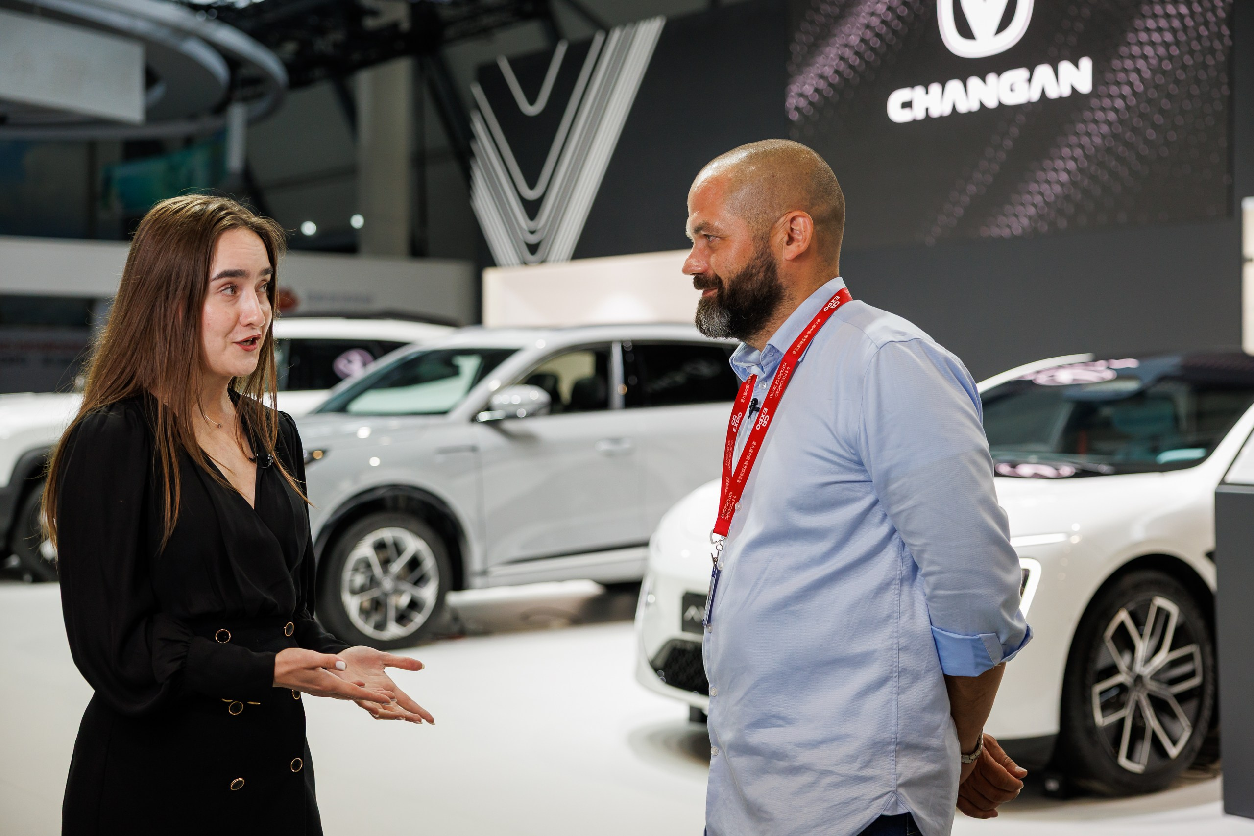 Общий план оживленного стенда с посетителями на строительном форуме