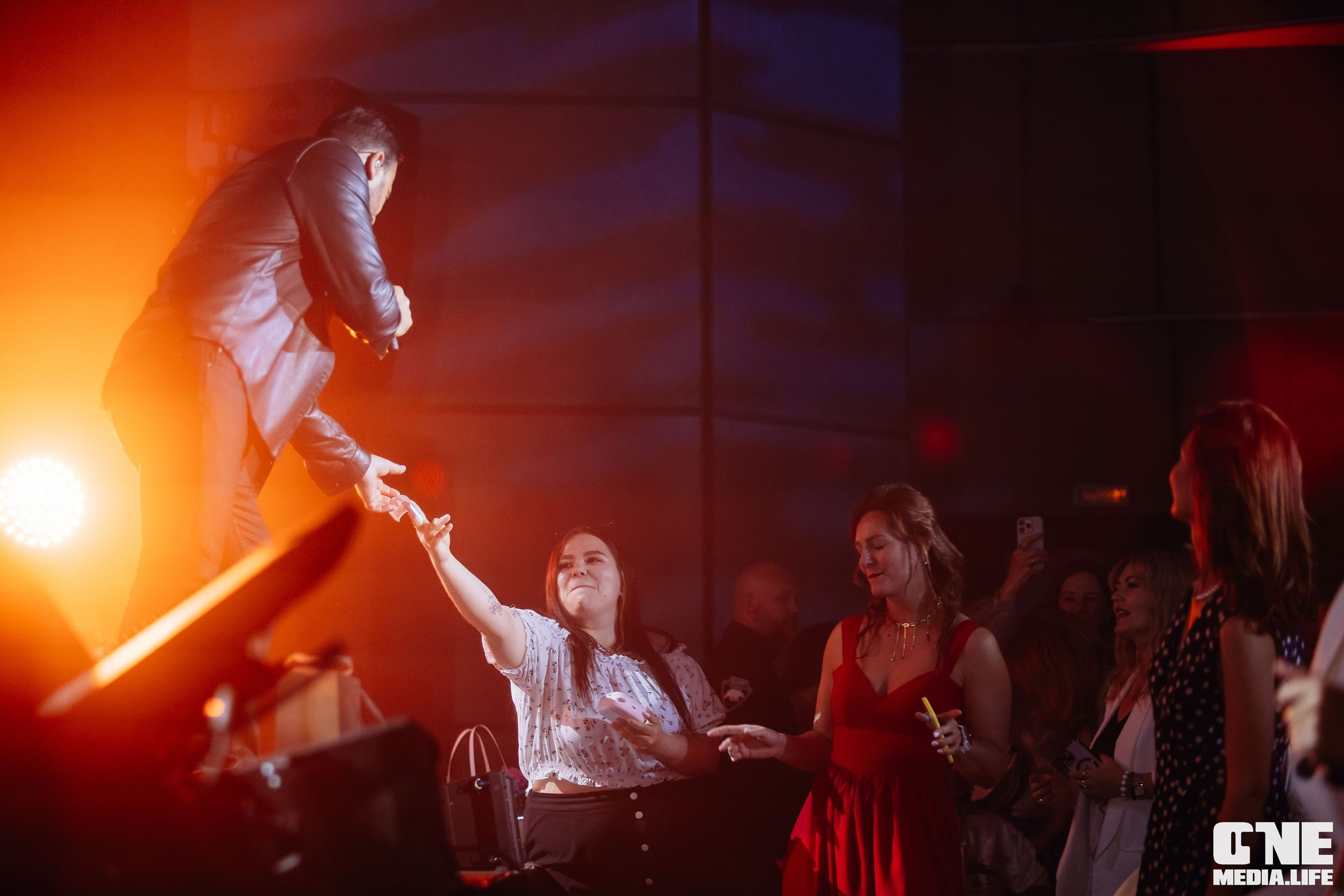 Фоторепортаж с концерта Эмина в Янтарь Холле. One Media Life: фоторепортажи, фотоотчеты с мероприятий и заведений