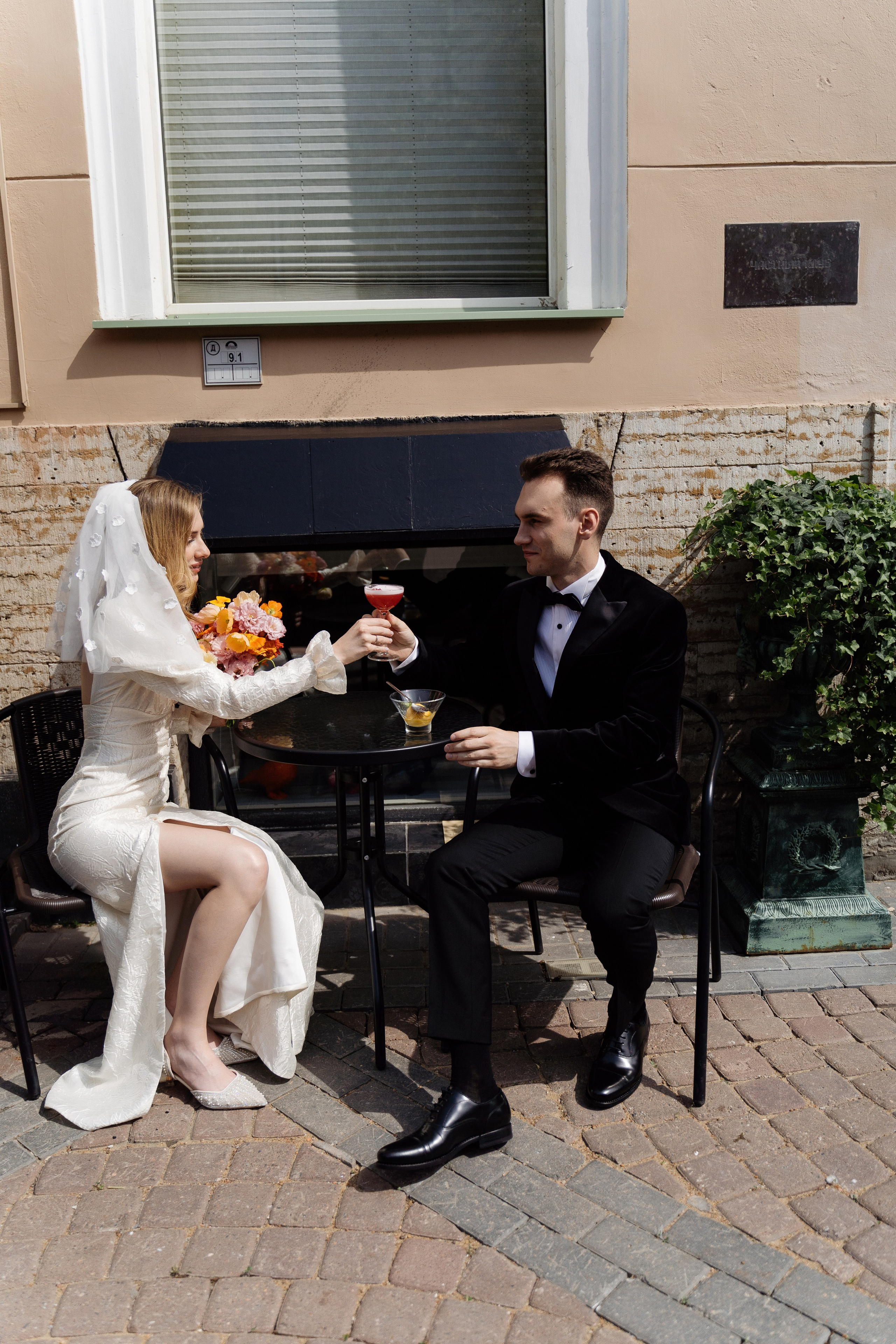 Камерная свадьба на фонтанке в сезонах. Свадебный фотограф организатор в Санкт-Петербурге Ассоль Опарина