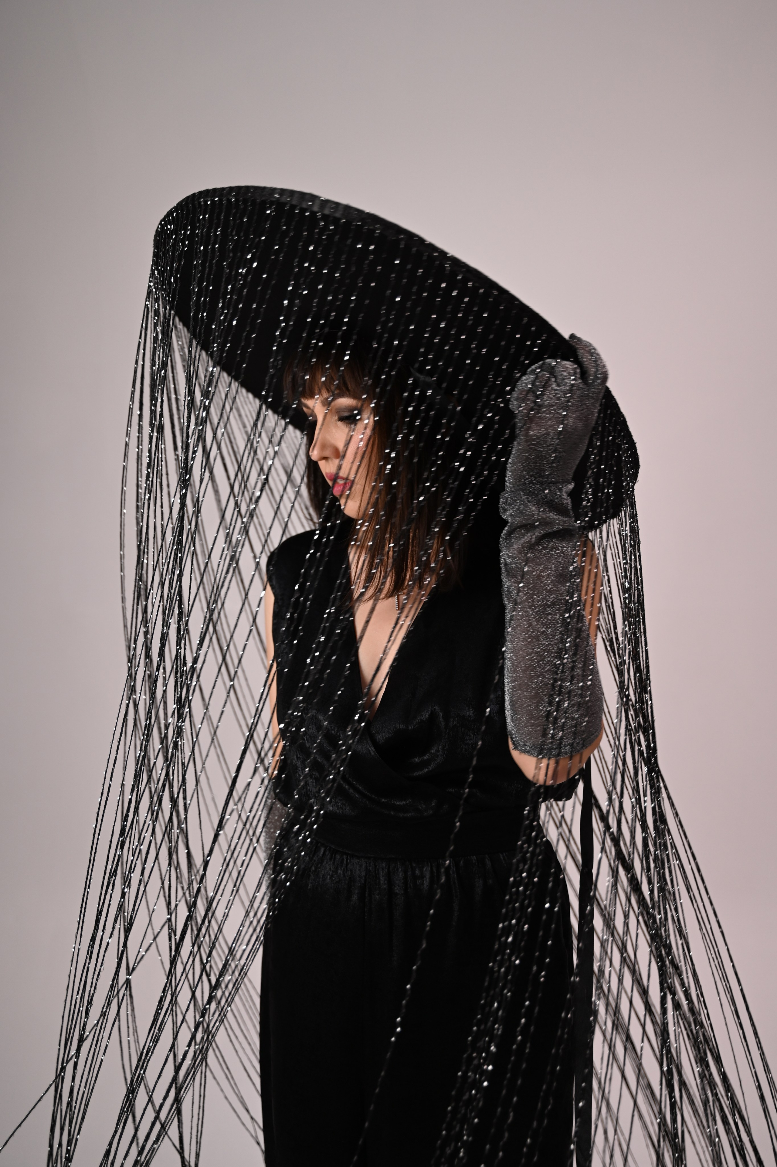 Фотосессия в шляпе с нитями. Фотостудия в Краснодаре