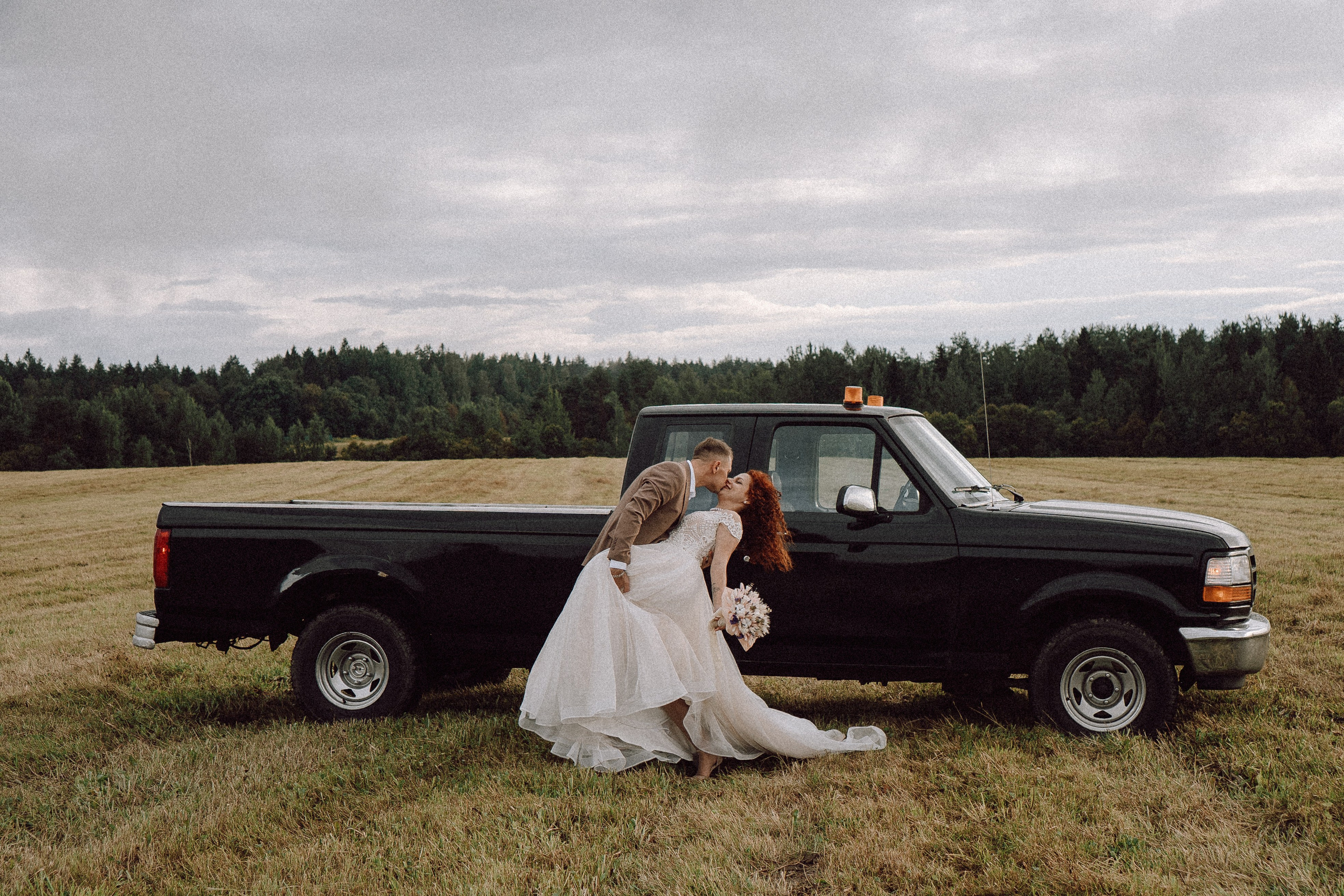 СВАДЕБНАЯ ФОТОСЕССИИЯ ПАРЫ В ГОРОДЕ ПРИОЗЕРСК В СОСНОВОМ ЛЕСУ И С ПИКАПОМ. Профессиональный фотограф, Санкт-Петербург — Виктория Богомолова