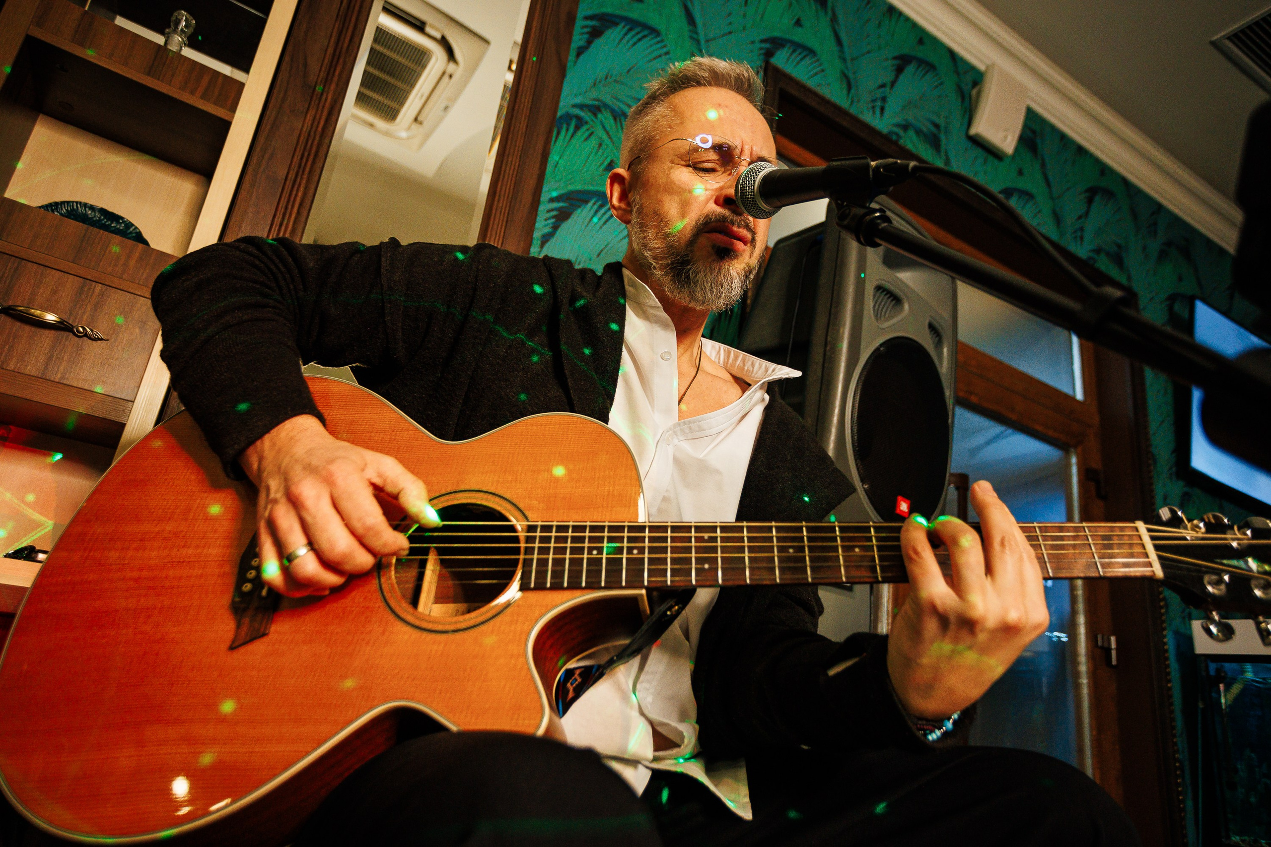 Музыкальные вечера. Квартирник. Александр Конецкий_Чистые пруды_Симферополь_16.02.2025. Аминов Руслан | Фотограф