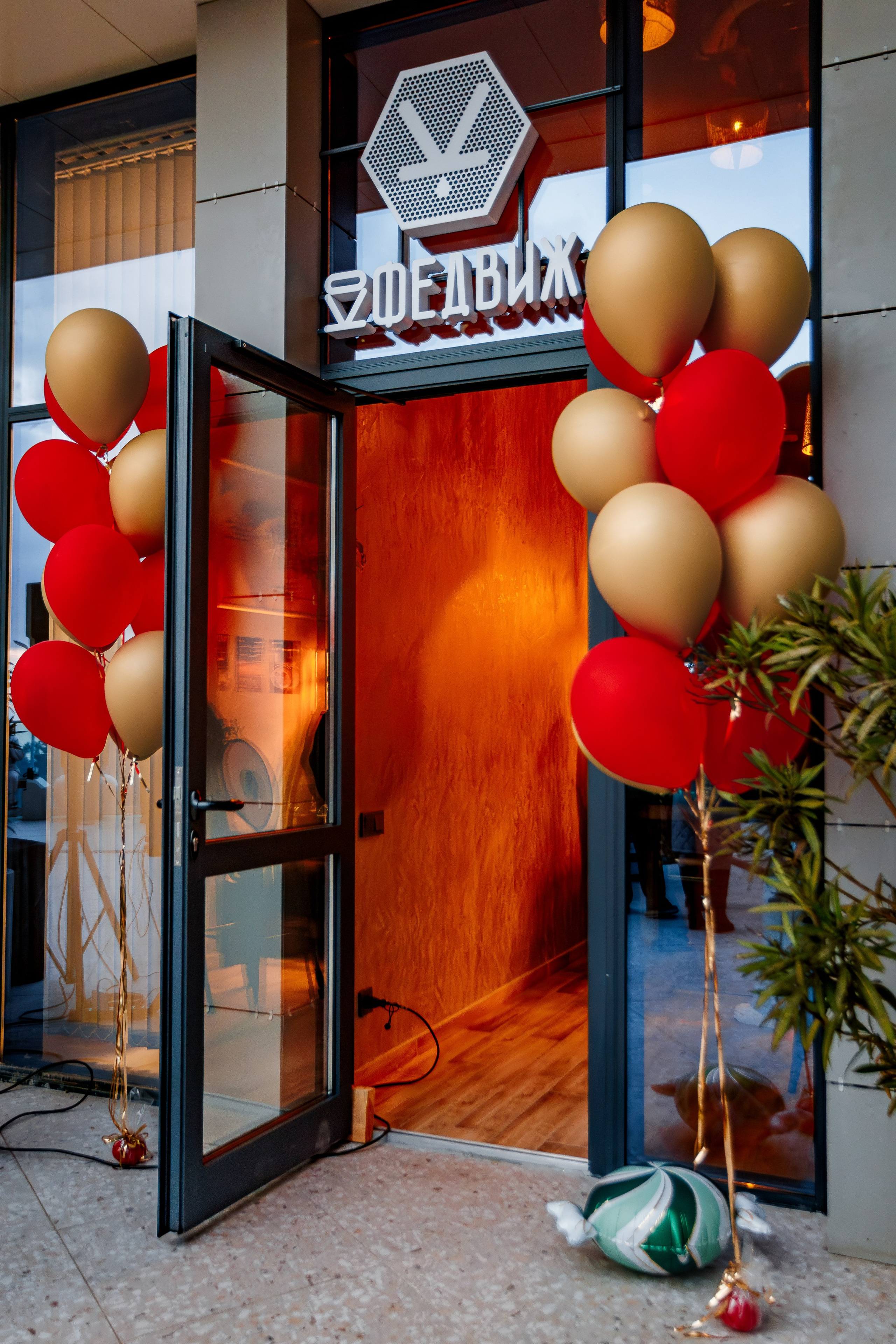 10 лет проекту «КОФЕДВИЖ» и открытие новой кофейни_Ялта_19.12.2025. Аминов Руслан | Фотограф