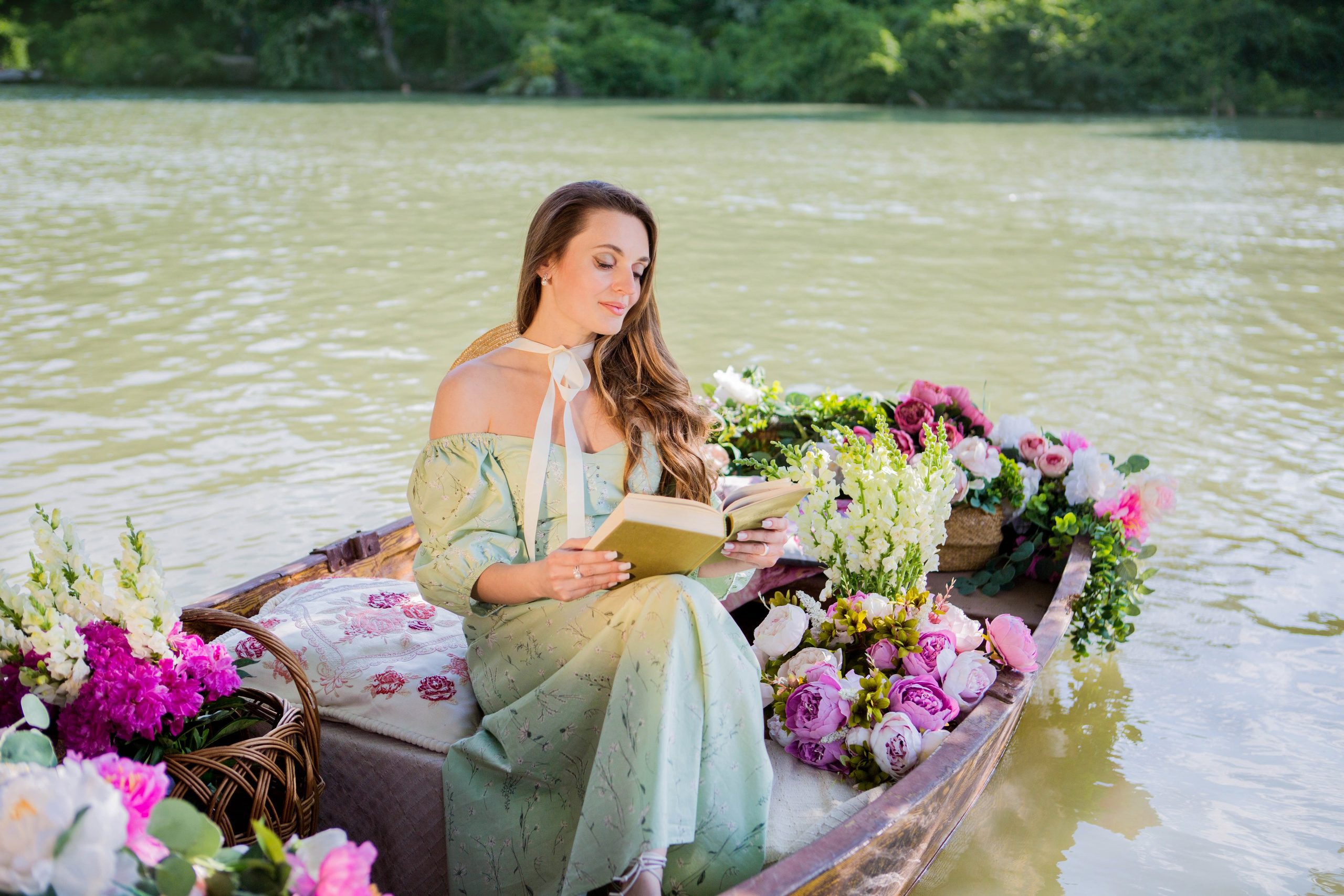 Лодка с пионами. Свадебный семейный и детский фотограф в Краснодаре Карина Федоровская