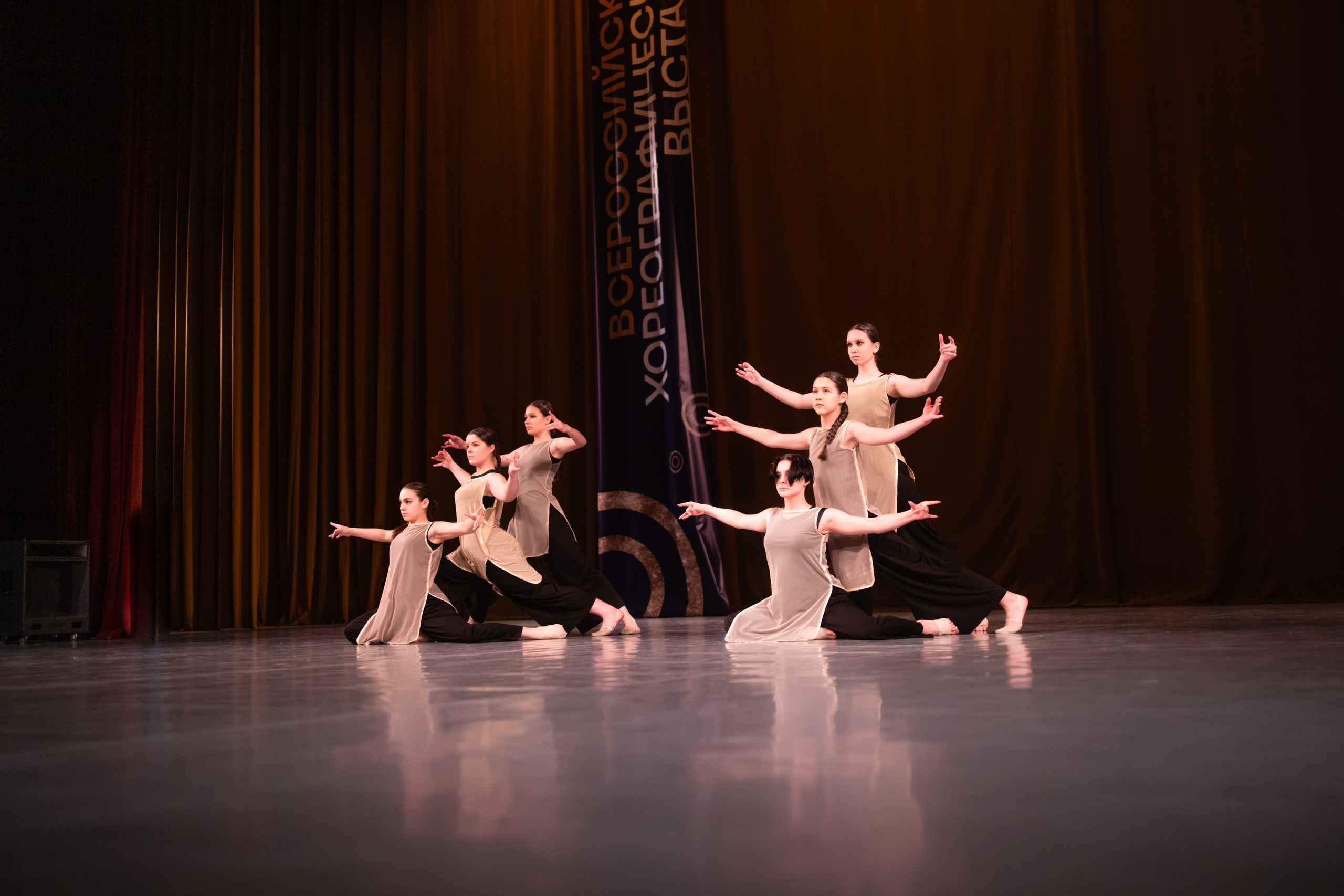 Сцена отеля «Санкт-Петербург», где артисты равномерно распределены по площади.