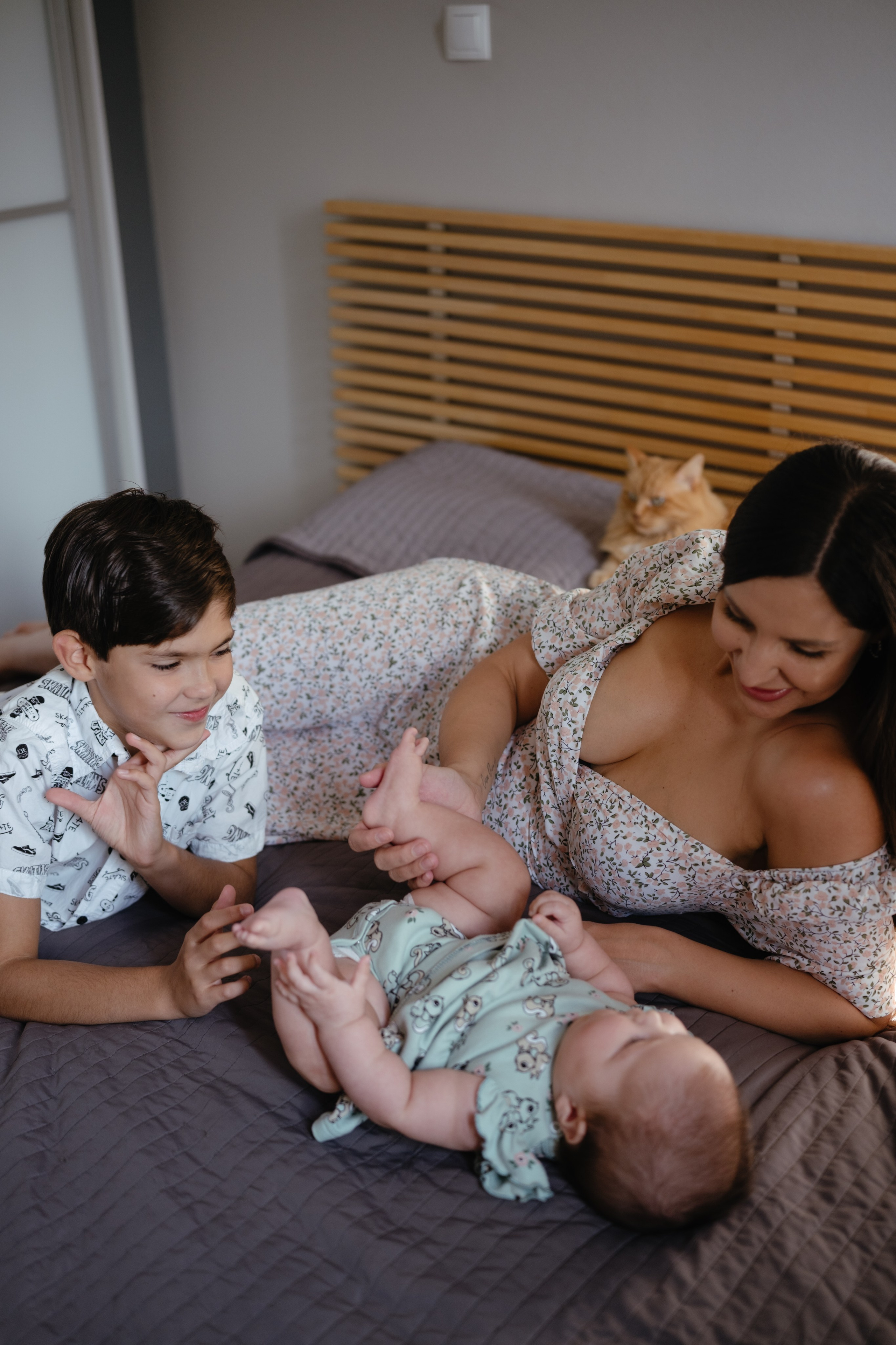 Алиса дома с мамой, братом и котом. Семейный детский ньюборн фотограф в Москве Марта Петрова
